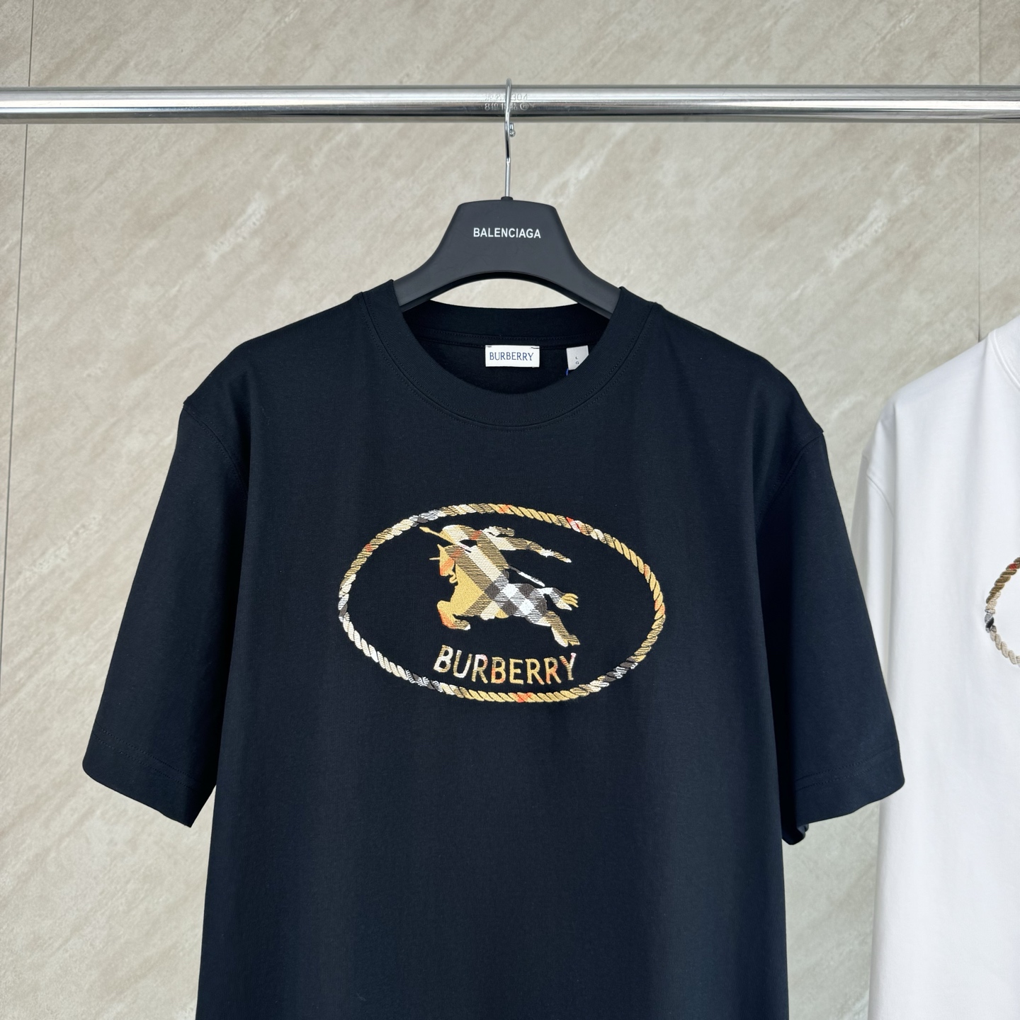 Burberry Burberry 巴宝莉 SS26 格纹骑士马术印章刺绣圆领短袖T恤