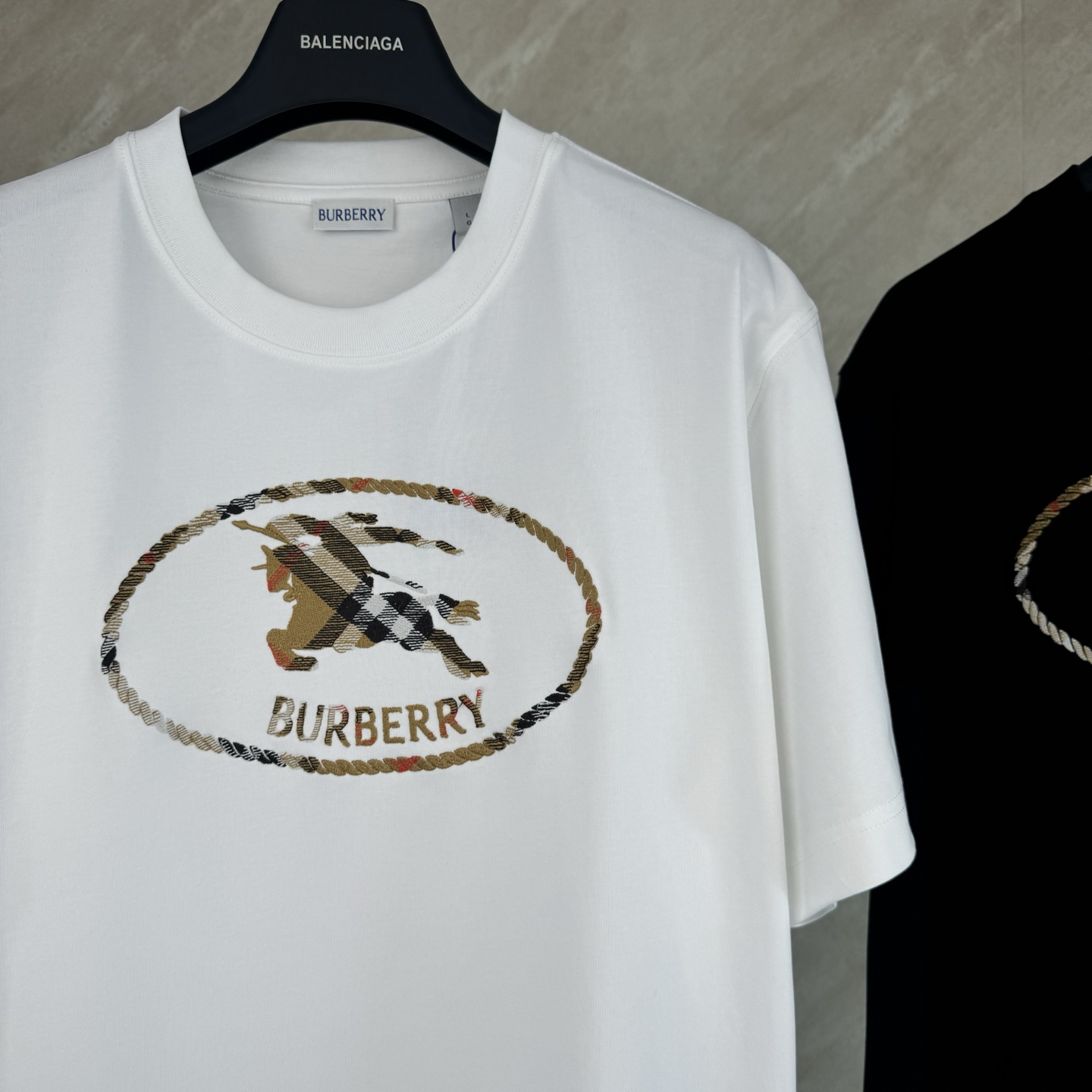Burberry Burberry 巴宝莉 SS26 格纹骑士马术印章刺绣圆领短袖T恤
