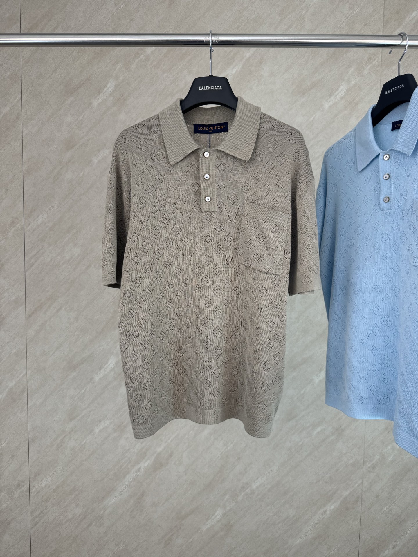 P230 1v SS26 Polo de punto calado con cuello PoLo y manga corta Talla: S/M/L/XL Tejido de punto calado y transpirable, …
