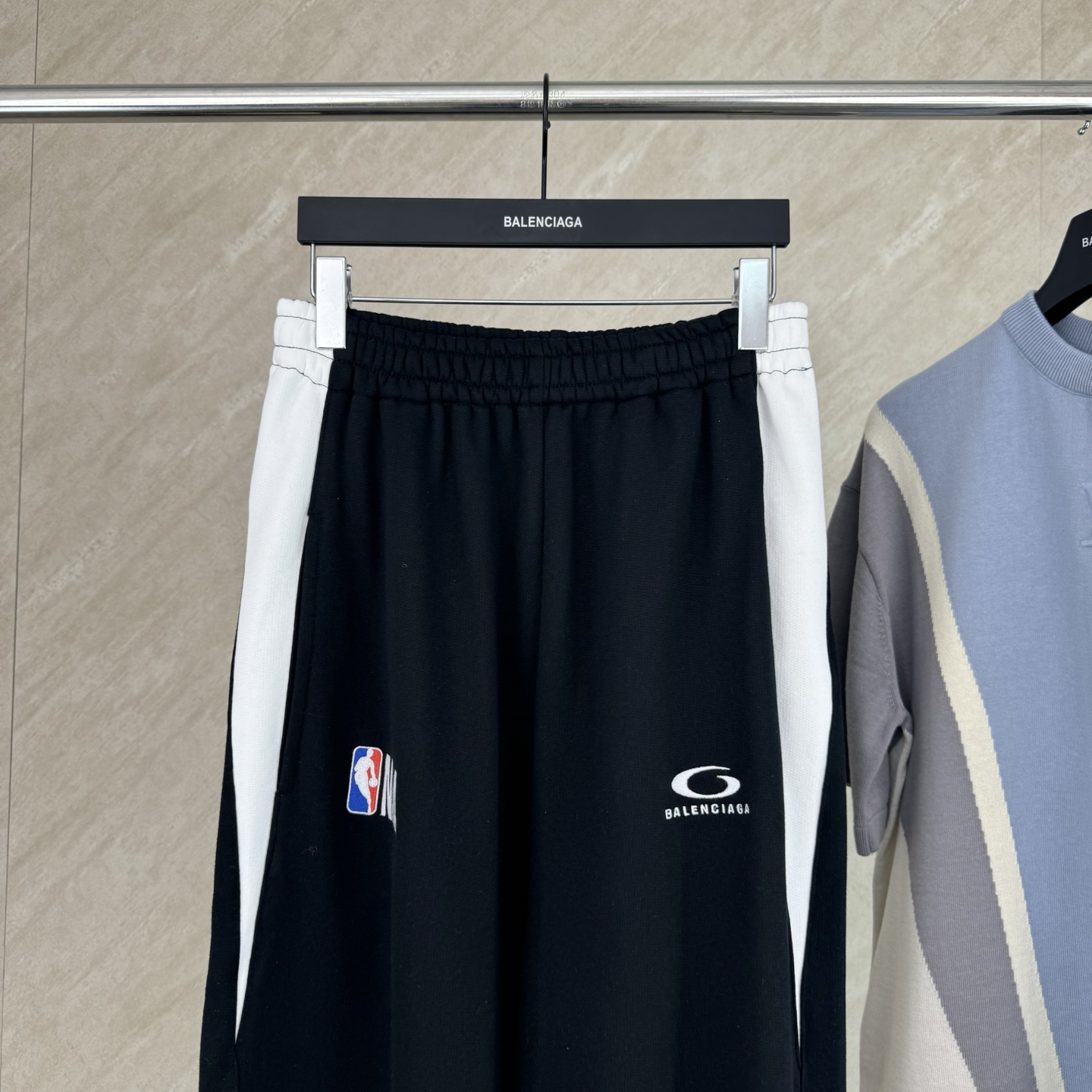 Balenciaga 巴黎世家 BLCG × NBA SS26 联名运动卫裤