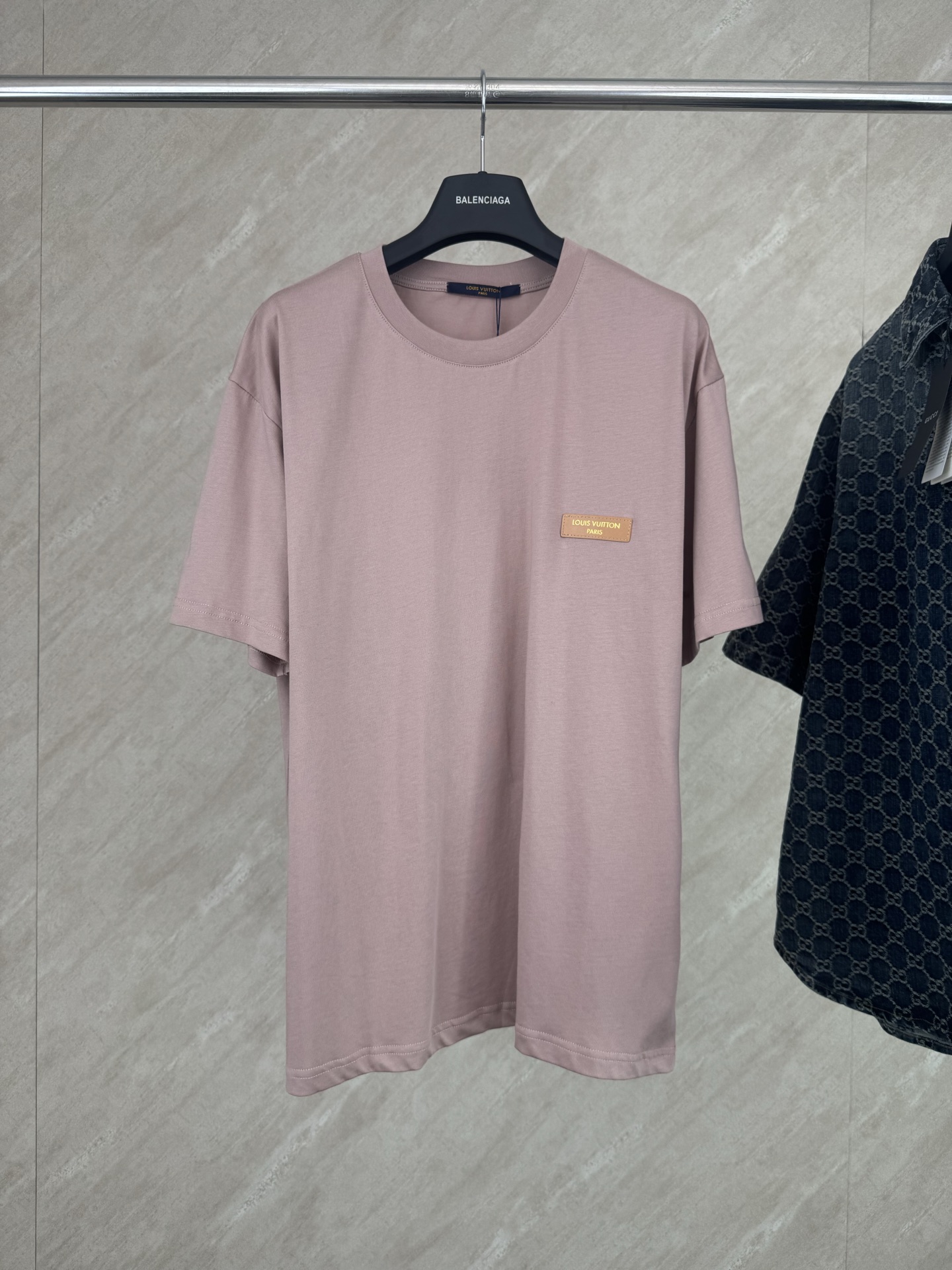 P115 1v SS26 Camiseta de cuello redondo con etiqueta de piel Talla: S/M/L/XL Con tela de punto de algodón compacto de 2…