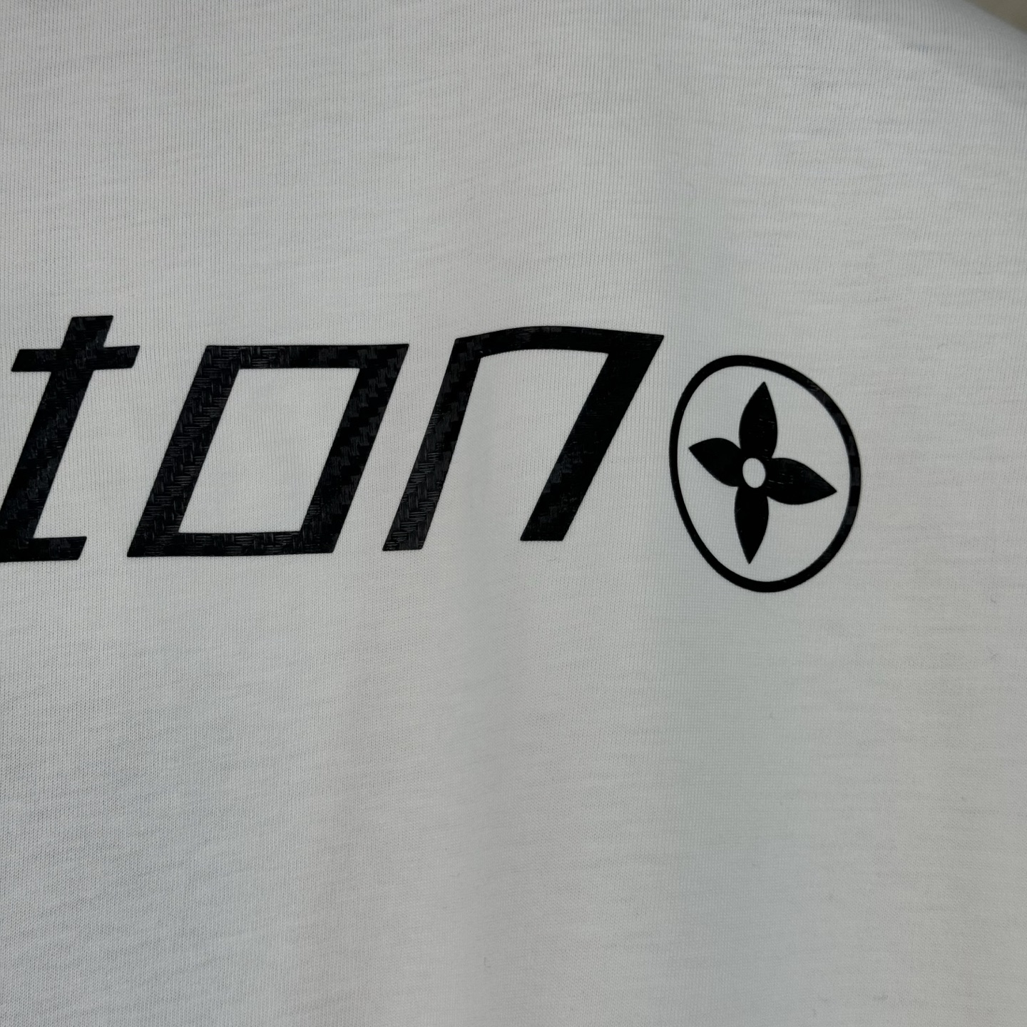 Louis Vuitton 1v SS26 碳纤维纹理字母标识印花短袖T恤