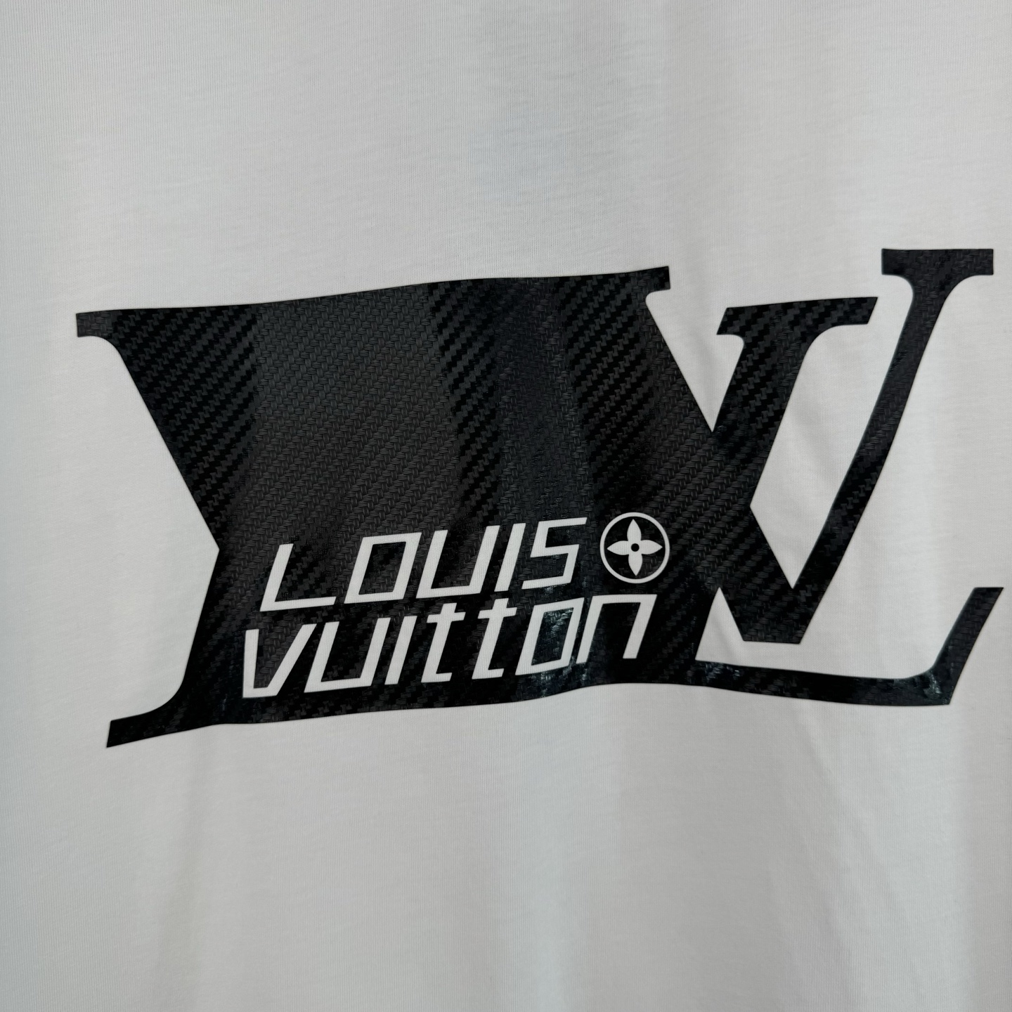 Louis Vuitton 1v SS26 碳纤维纹理字母标识印花短袖T恤
