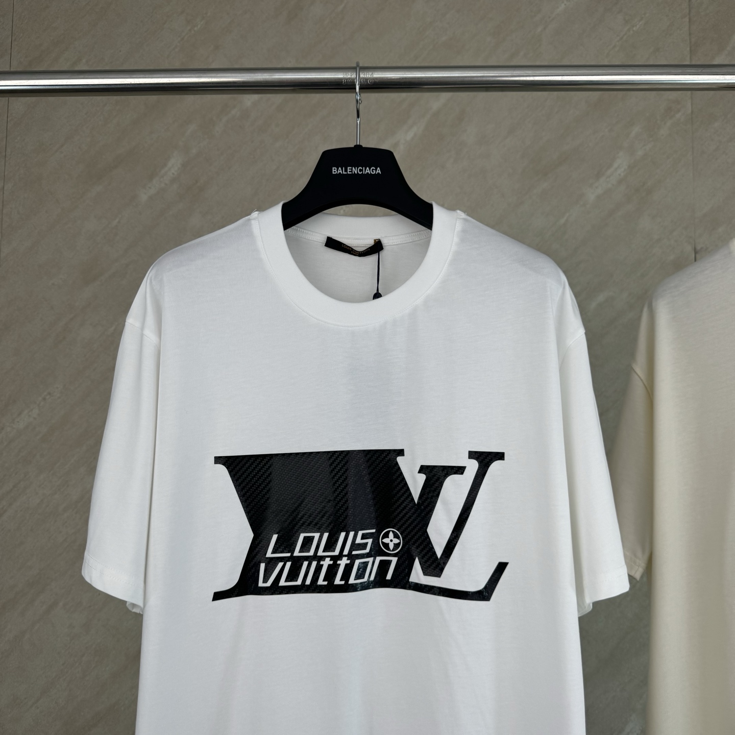 Louis Vuitton 1v SS26 碳纤维纹理字母标识印花短袖T恤