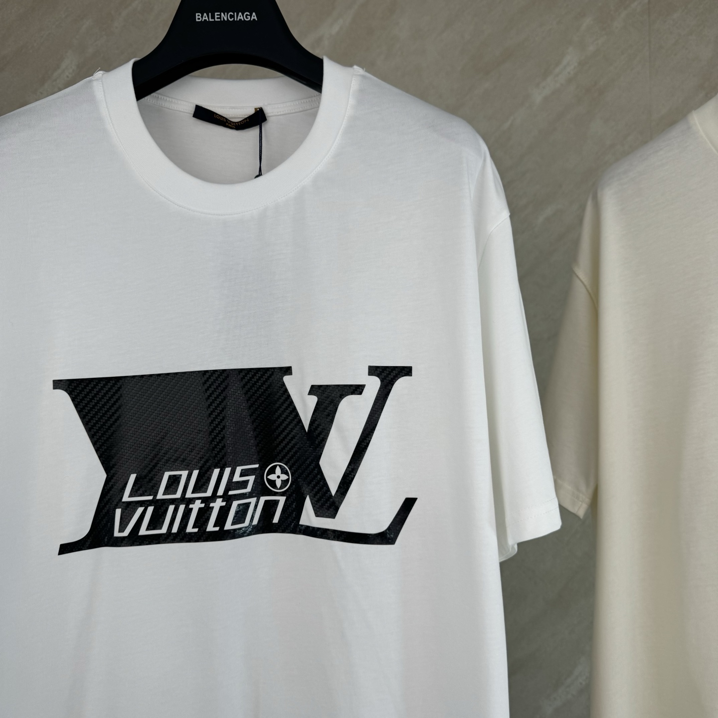 Louis Vuitton 1v SS26 碳纤维纹理字母标识印花短袖T恤