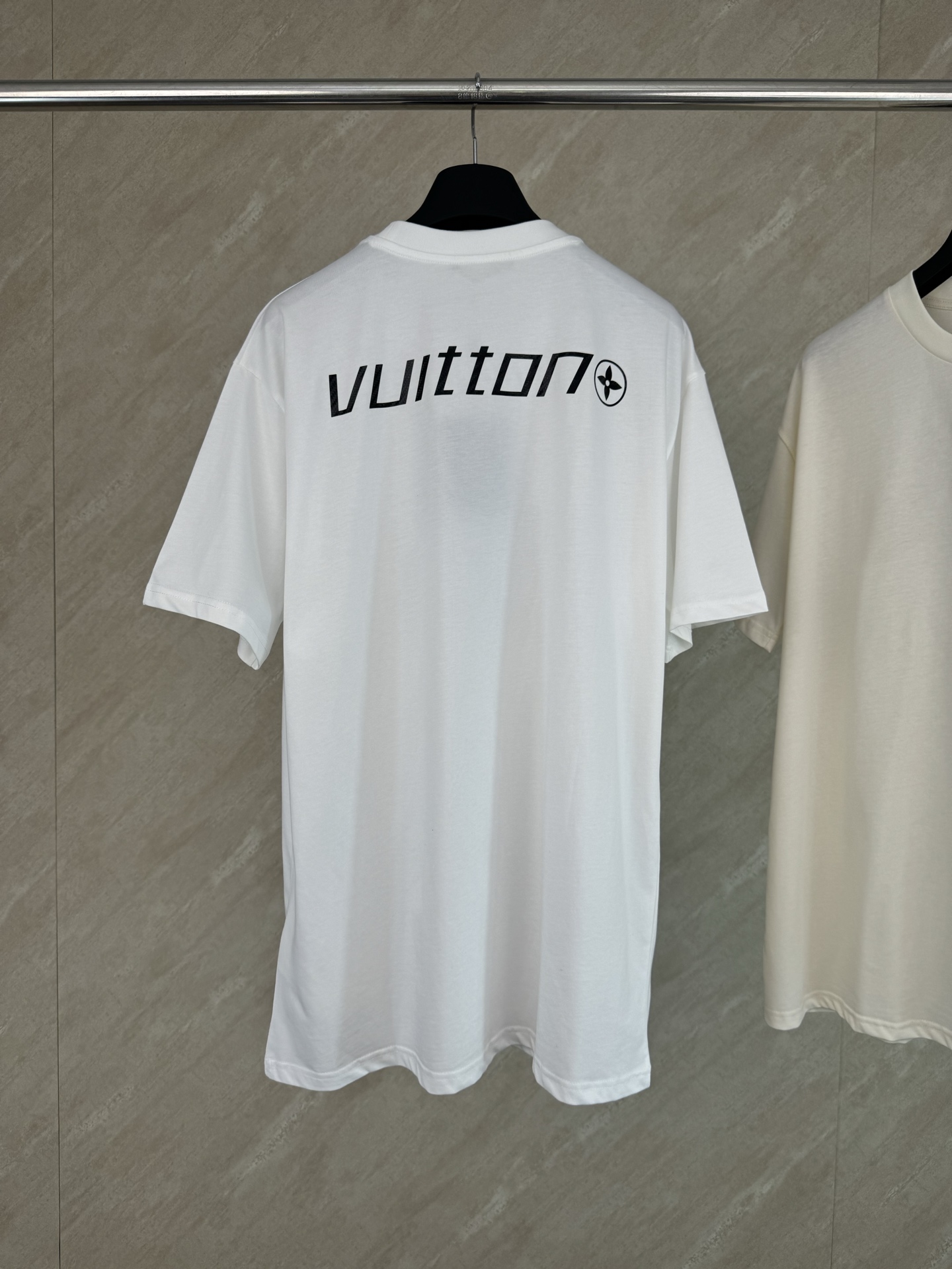 Louis Vuitton 1v SS26 碳纤维纹理字母标识印花短袖T恤