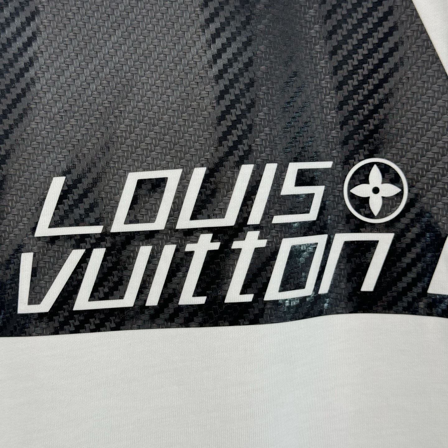 Louis Vuitton 1v SS26 碳纤维纹理字母标识印花短袖T恤