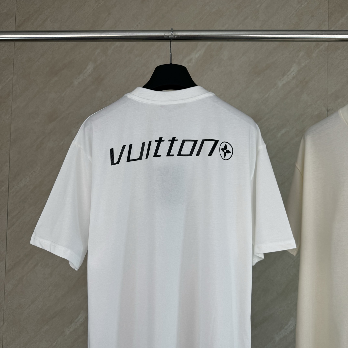 Louis Vuitton 1v SS26 碳纤维纹理字母标识印花短袖T恤