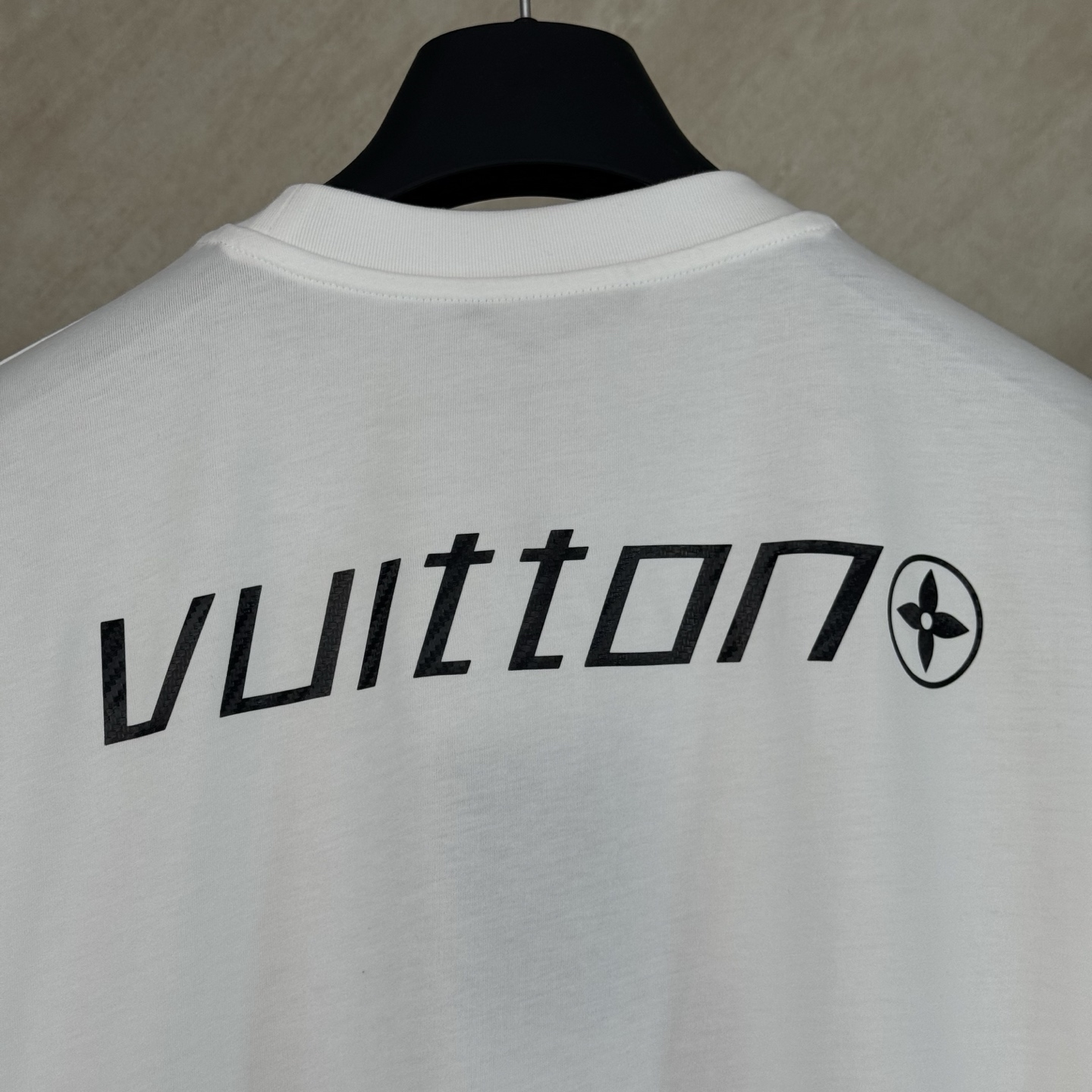 Louis Vuitton 1v SS26 碳纤维纹理字母标识印花短袖T恤