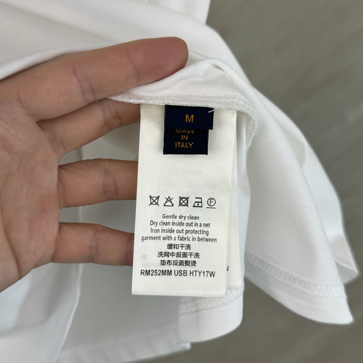 Louis Vuitton 1v SS26 碳纤维纹理字母标识印花短袖T恤