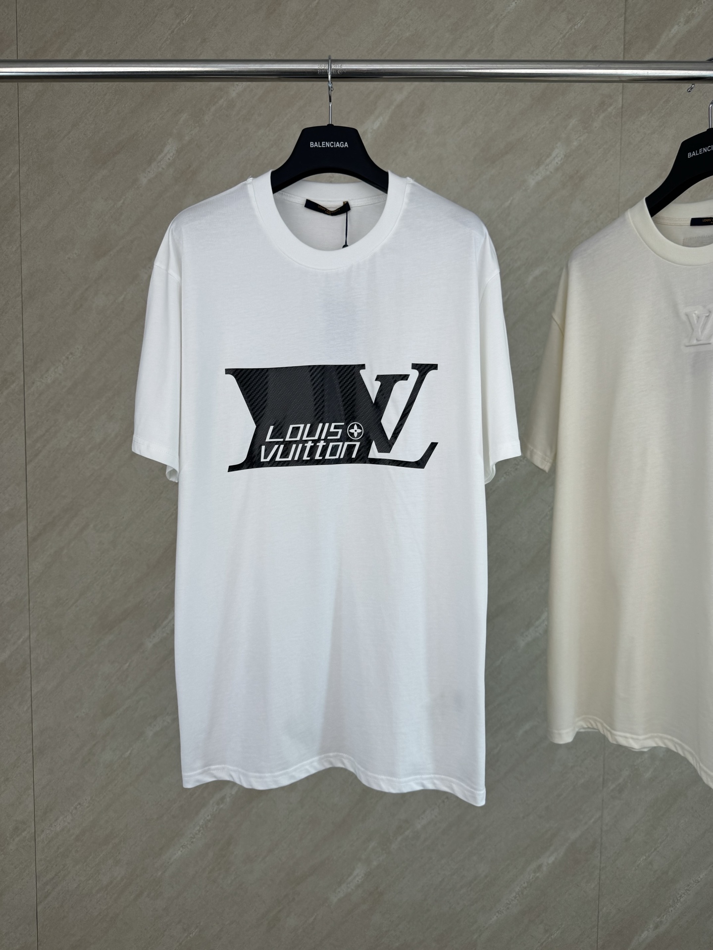 Louis Vuitton 1v SS26 碳纤维纹理字母标识印花短袖T恤