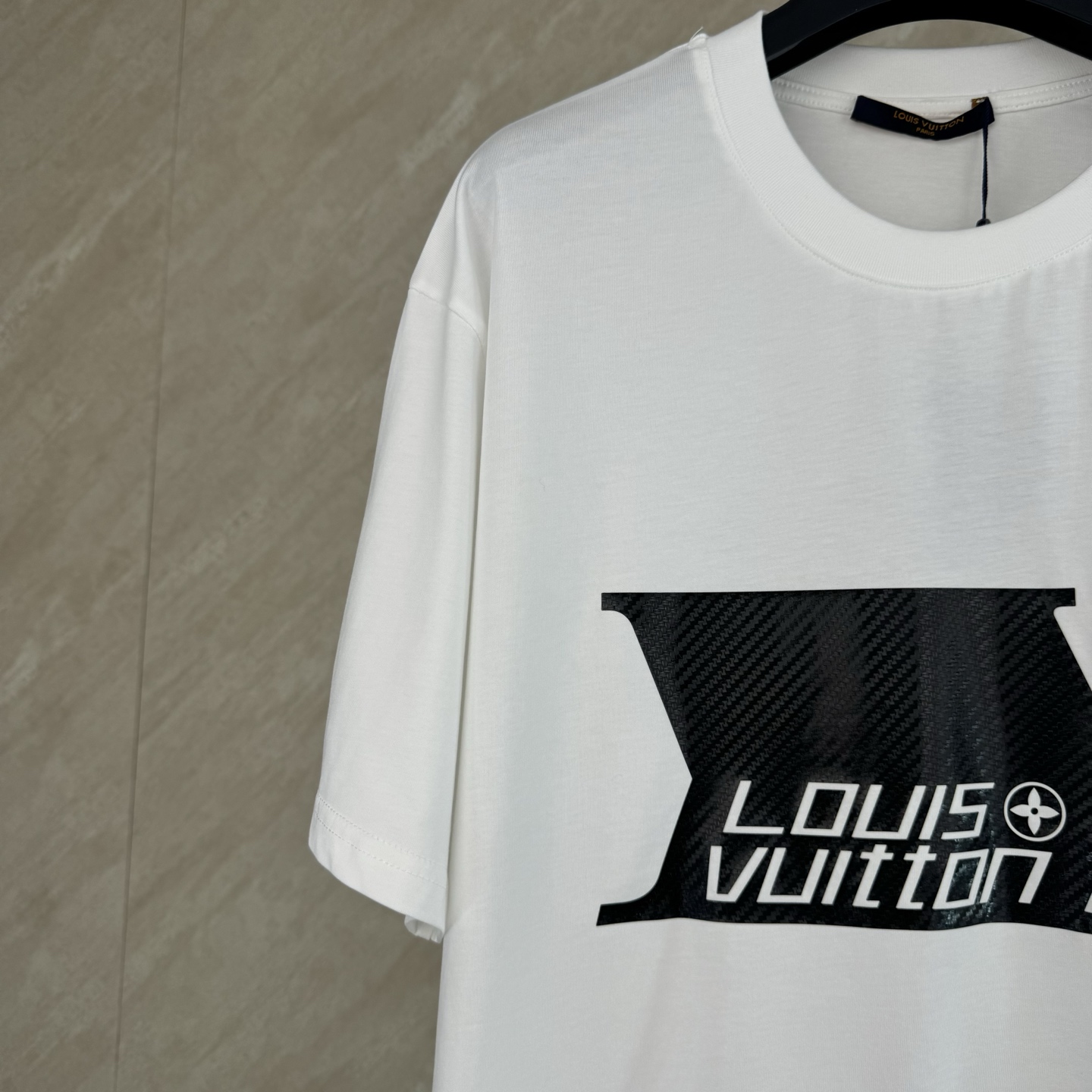 Louis Vuitton 1v SS26 碳纤维纹理字母标识印花短袖T恤