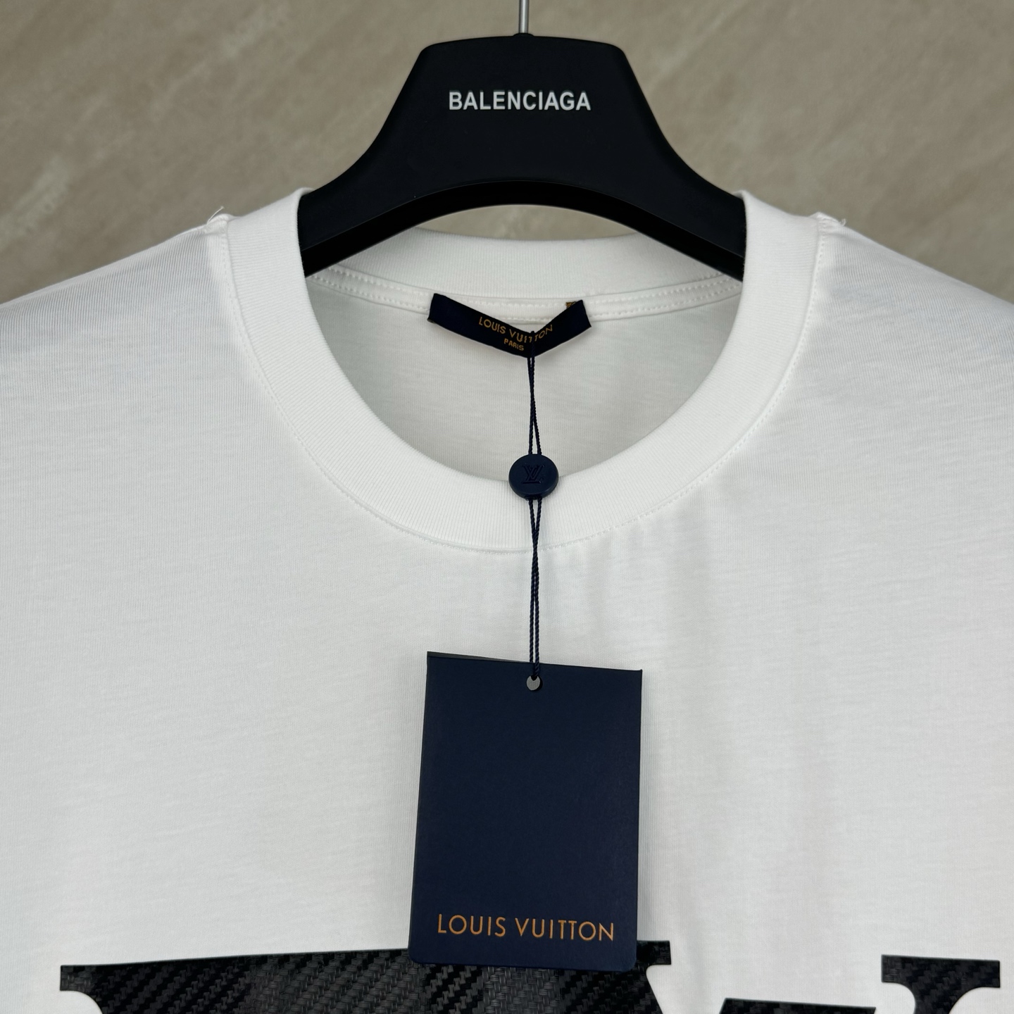 Louis Vuitton 1v SS26 碳纤维纹理字母标识印花短袖T恤