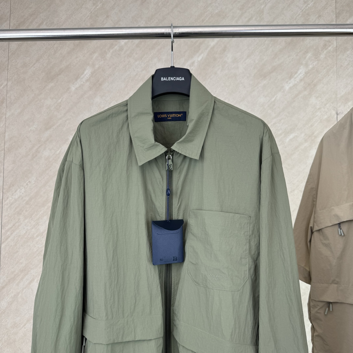 Louis Vuitton 1v SS26 春夏新款 橄榄绿机能风翻领拉链夹克外套