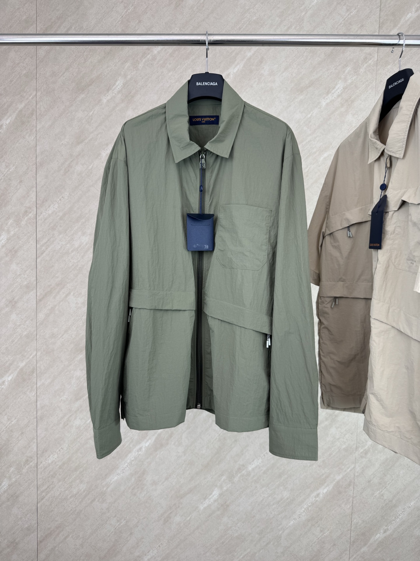Louis Vuitton 1v SS26 春夏新款 橄榄绿机能风翻领拉链夹克外套