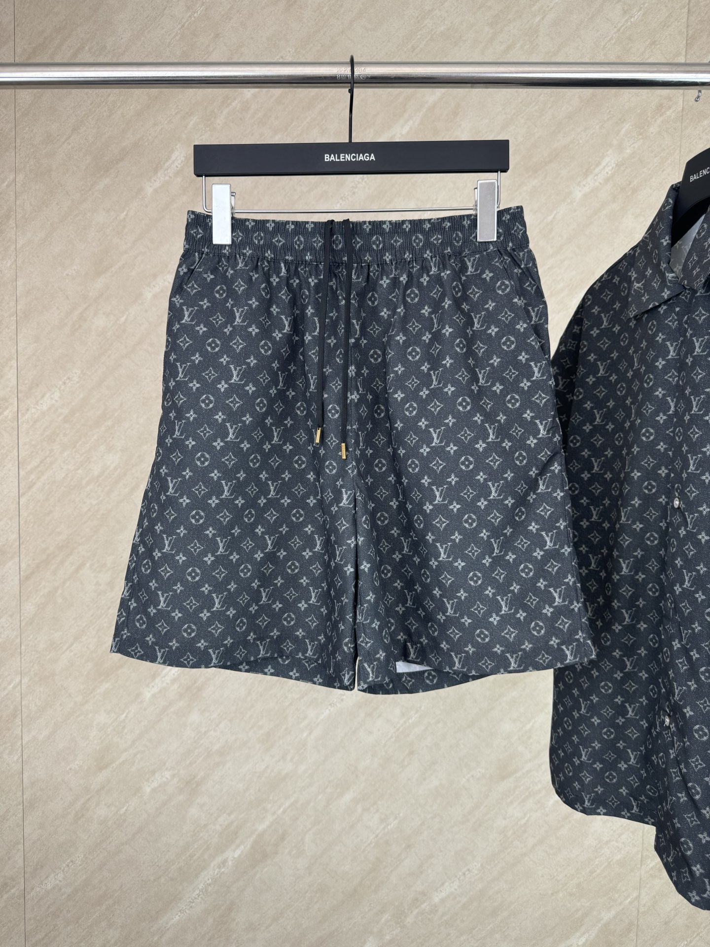P165 1v SS26 Pantalones cortos de conjunto vaquero con estampado Monogram completo, tallas S/M/L/XL. Tratados con un pr…