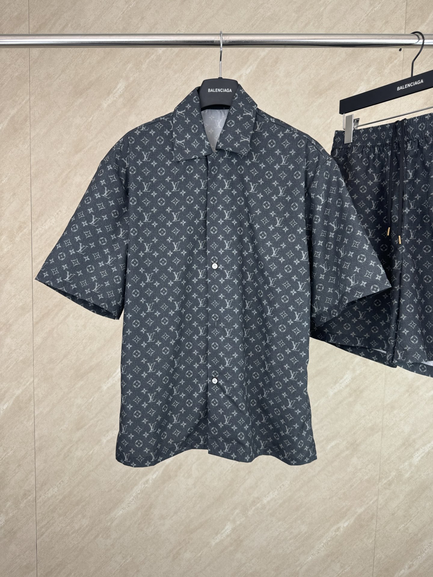 P185 1v SS26 Camisa de manga corta con cuello solapo de conjunto vaquero con estampado Monogram completo, tallas S/M/L/…