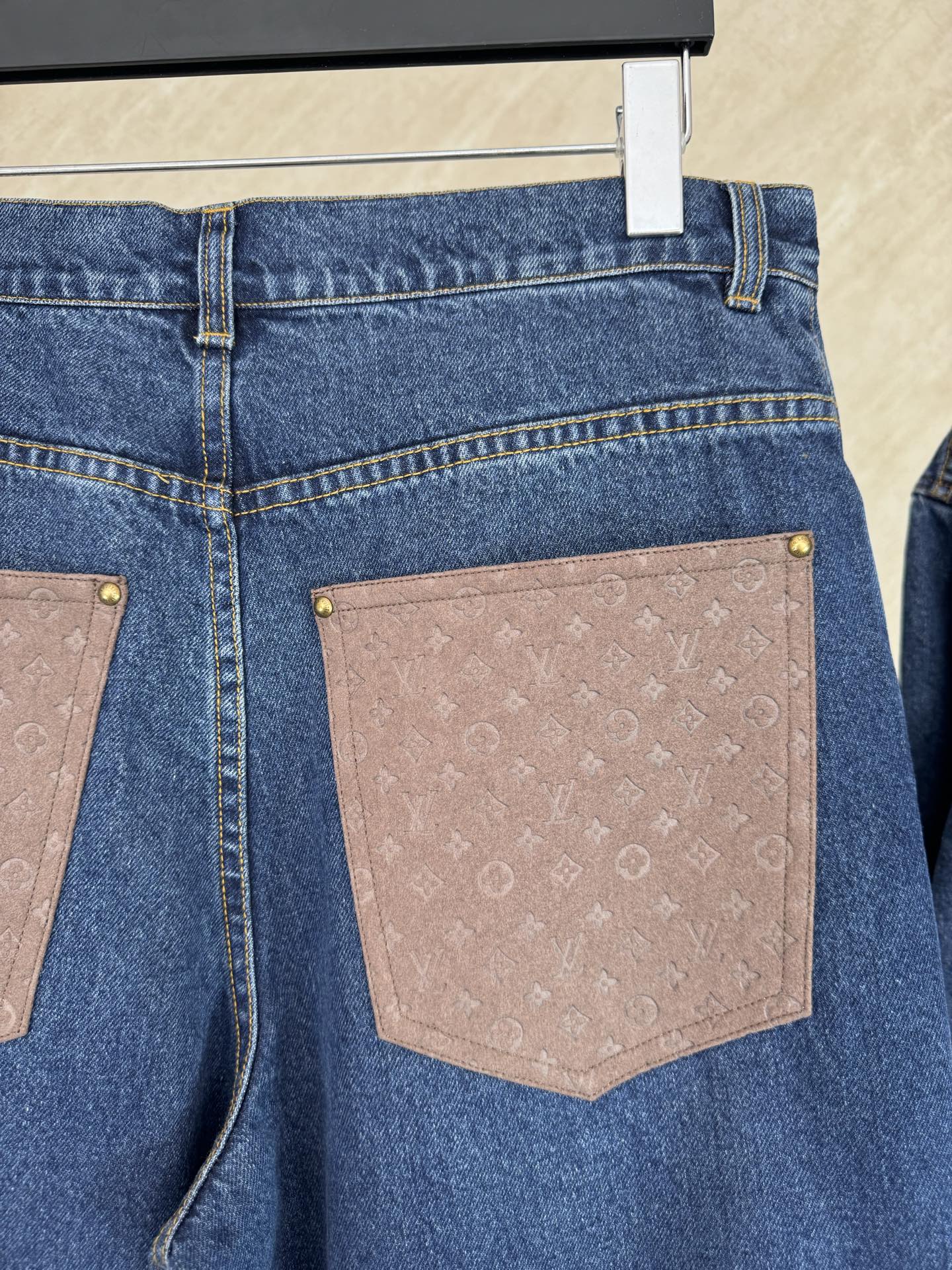 Louis Vuitton 1V 老花皮质拼接口袋牛仔长裤