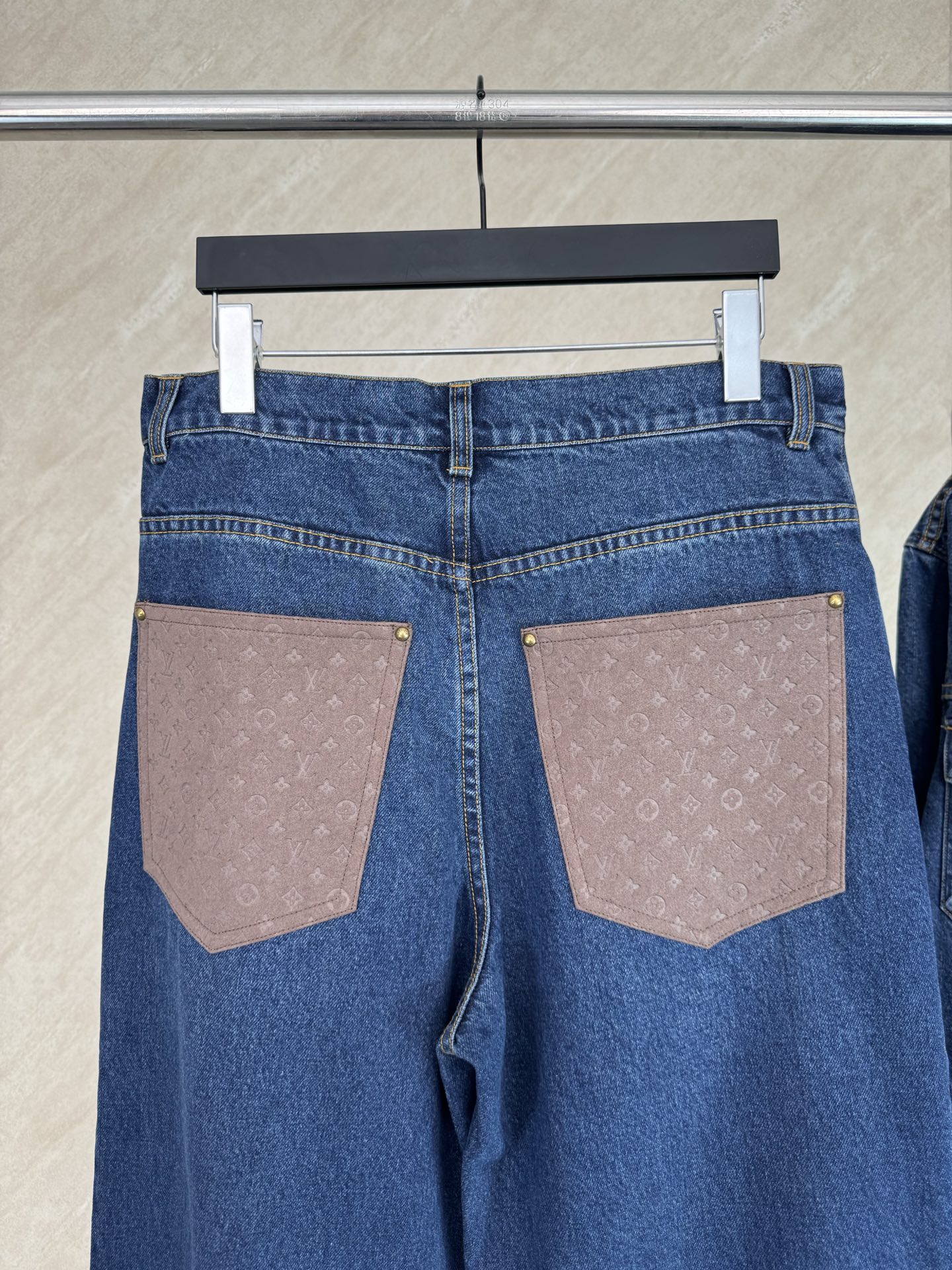 Louis Vuitton 1V 老花皮质拼接口袋牛仔长裤