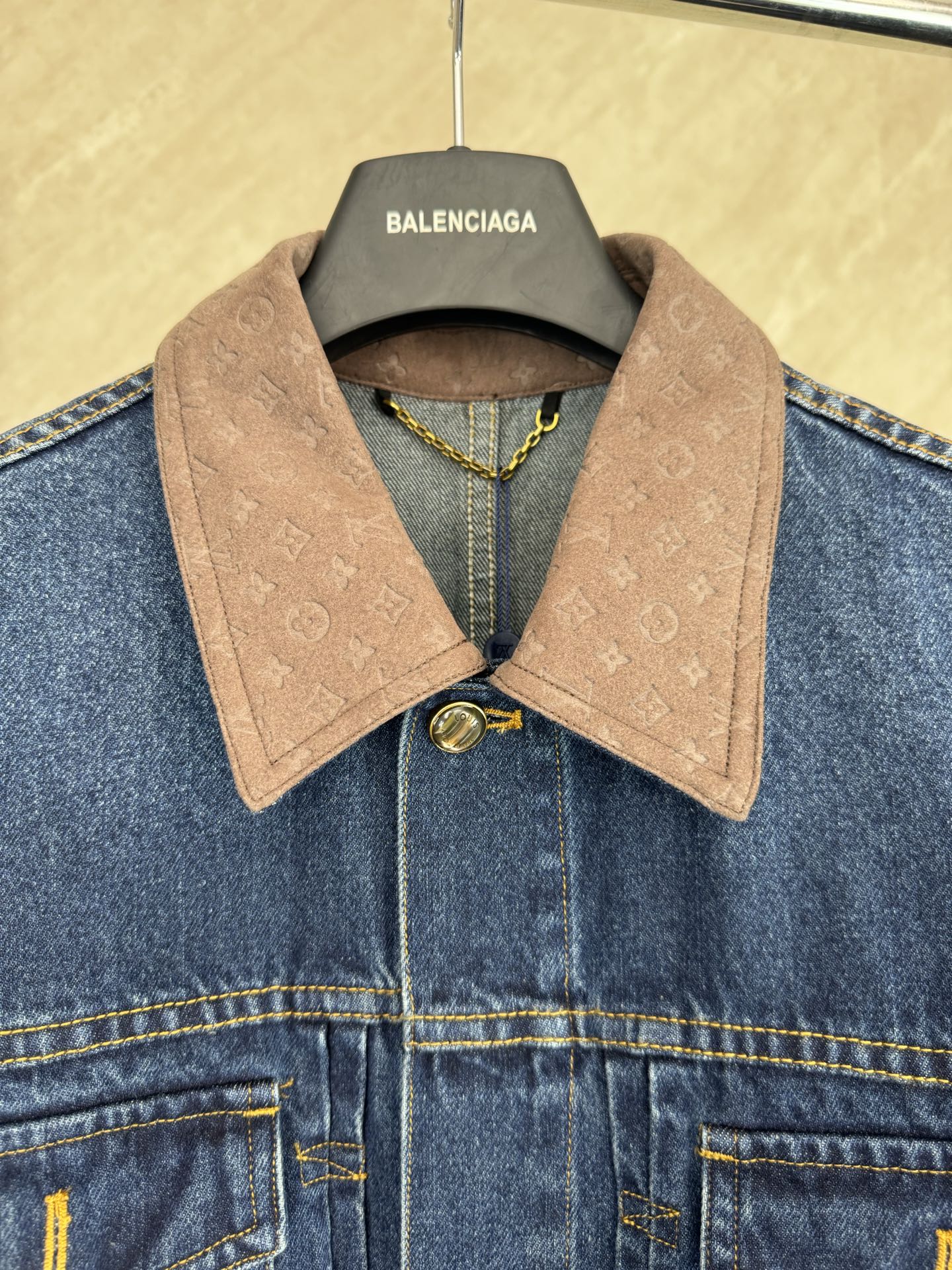 Louis Vuitton 1v 老花皮质拼接袖口翻领牛仔夹克外套