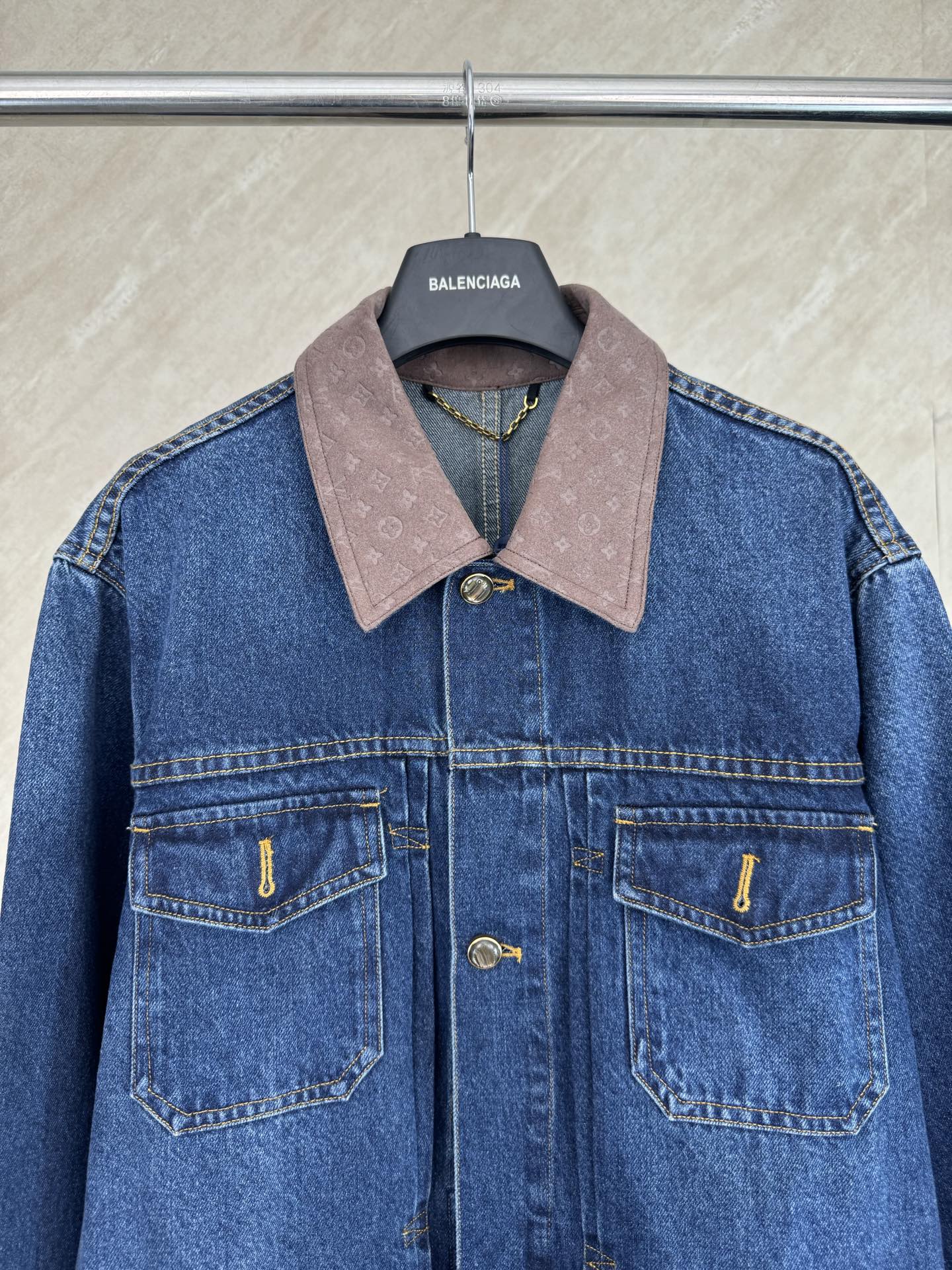 Louis Vuitton 1v 老花皮质拼接袖口翻领牛仔夹克外套