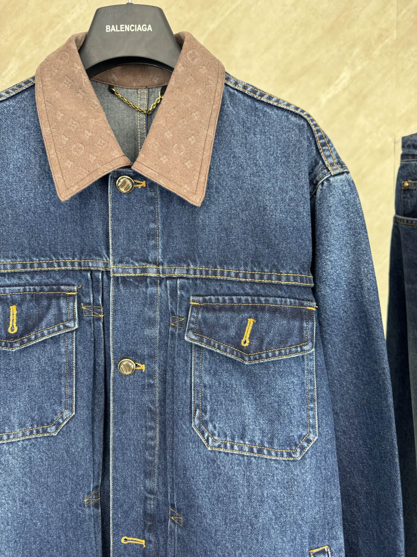 Louis Vuitton 1v 老花皮质拼接袖口翻领牛仔夹克外套