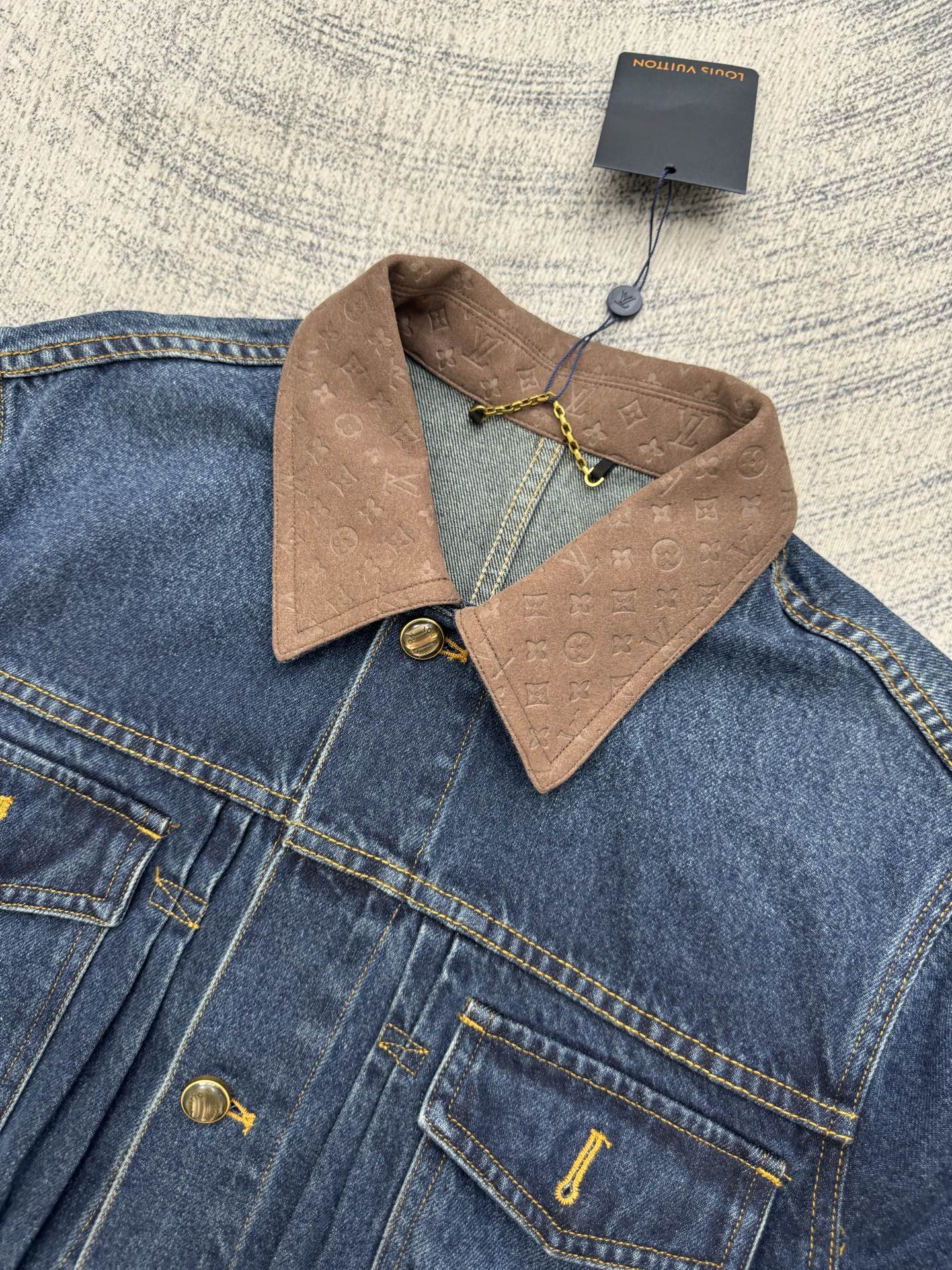Louis Vuitton 1v 老花皮质拼接袖口翻领牛仔夹克外套