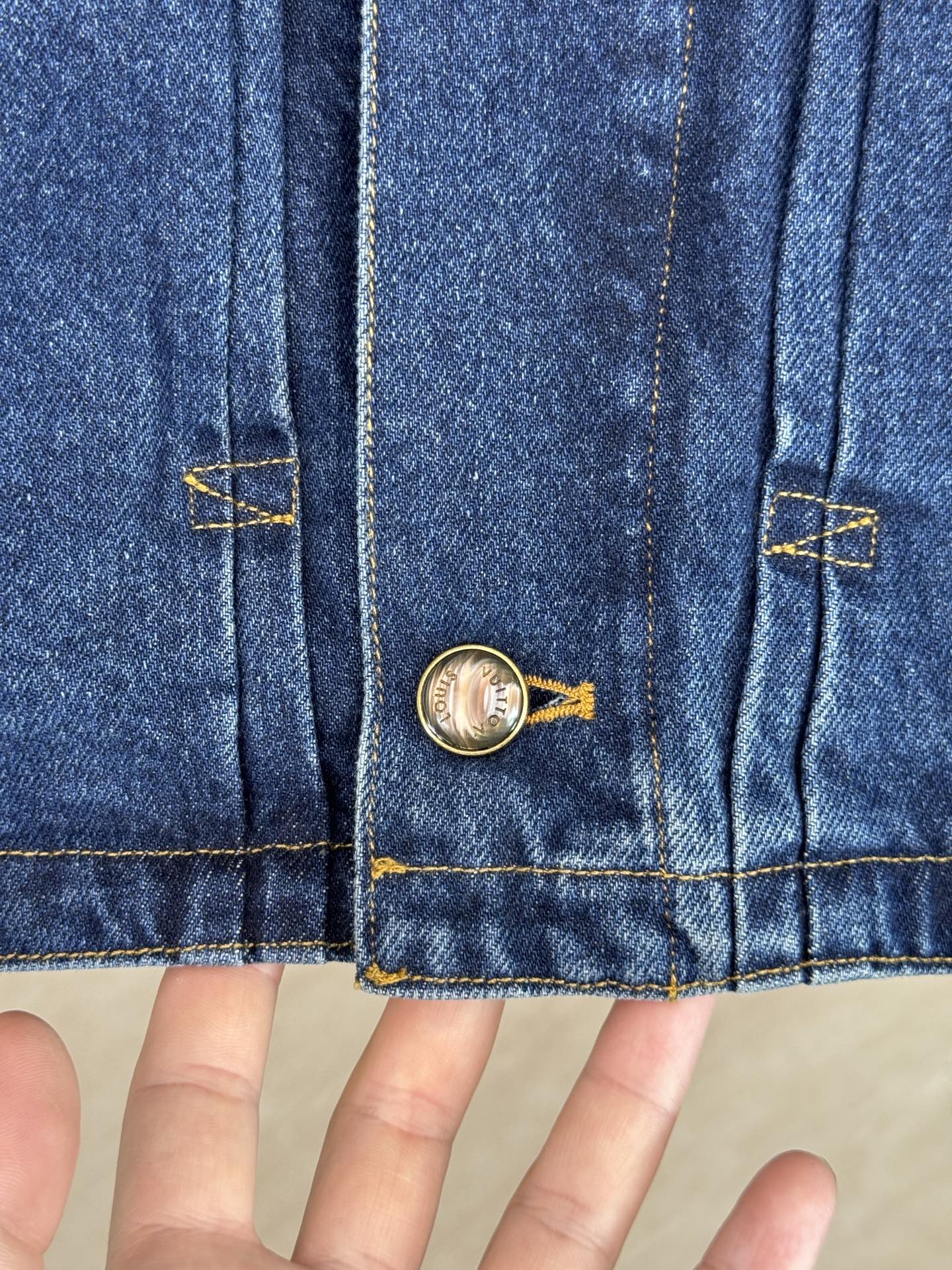 Louis Vuitton 1v 老花皮质拼接袖口翻领牛仔夹克外套