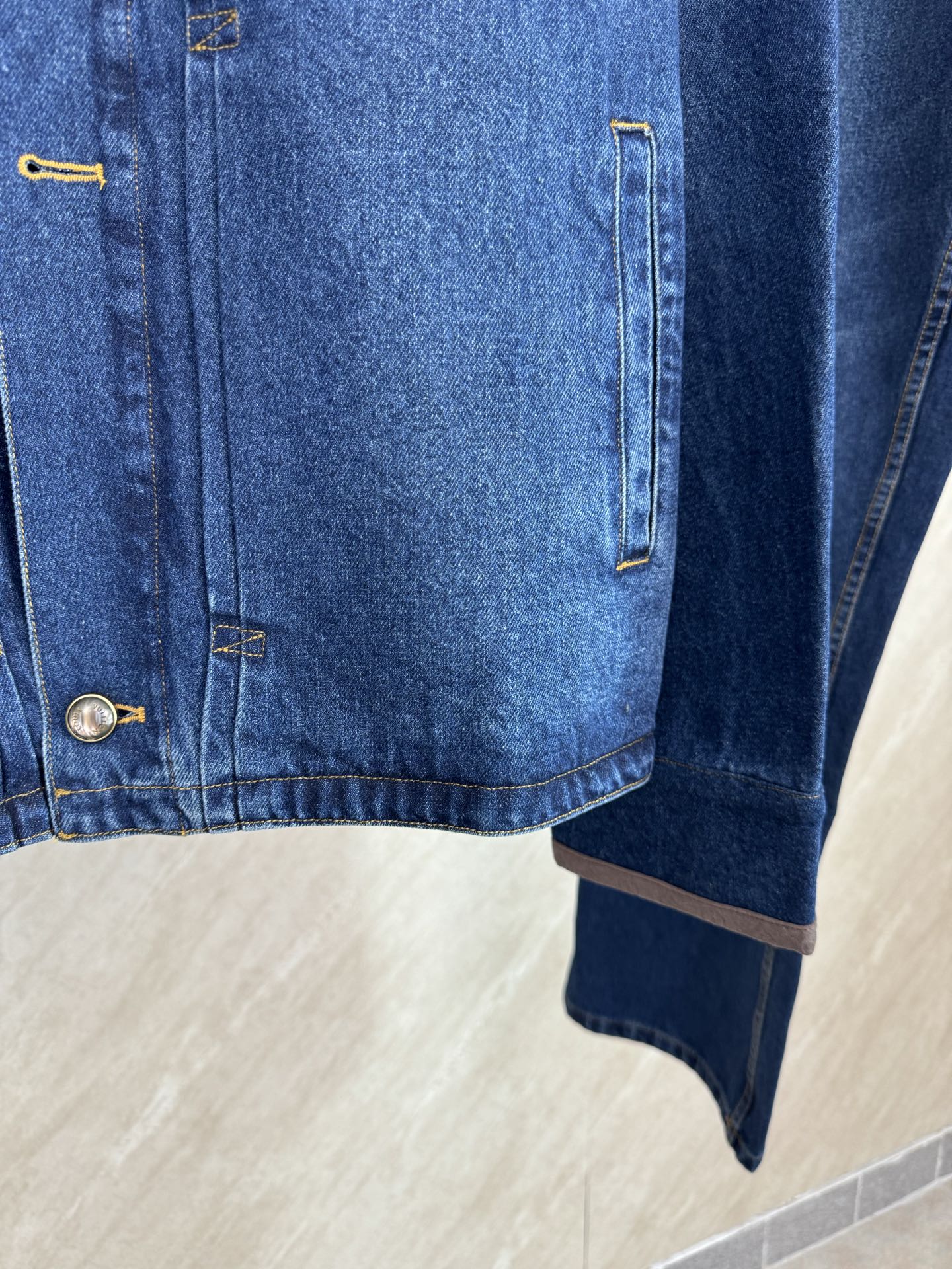 Louis Vuitton 1v 老花皮质拼接袖口翻领牛仔夹克外套