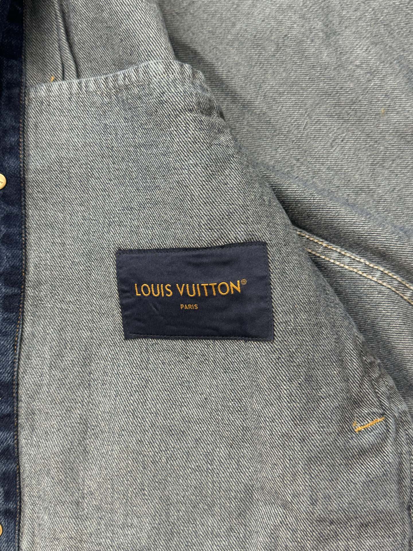 Louis Vuitton 1v 老花皮质拼接袖口翻领牛仔夹克外套