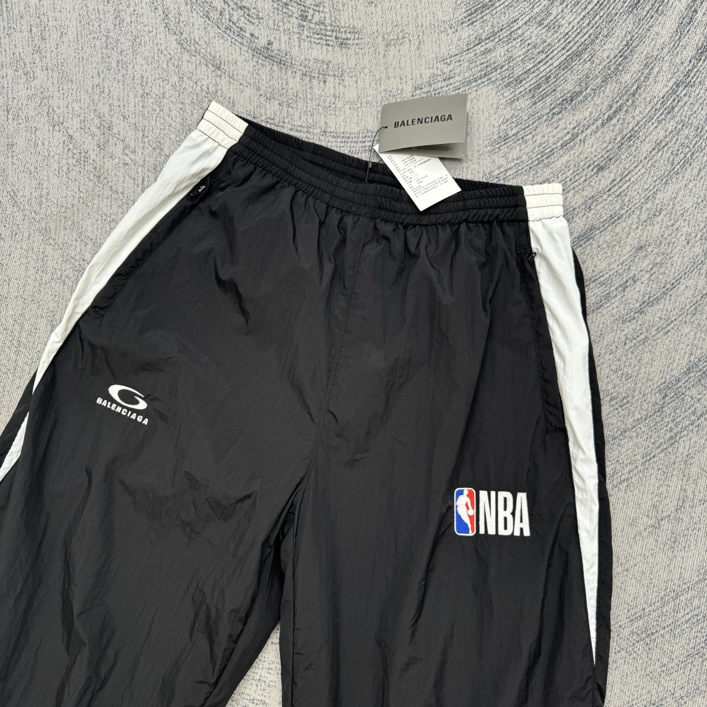 Balenciaga BLCG × NBA 巴黎世家SS26 联名款情人节系列 Tracksuit科技锦纶撞色育克休闲裤