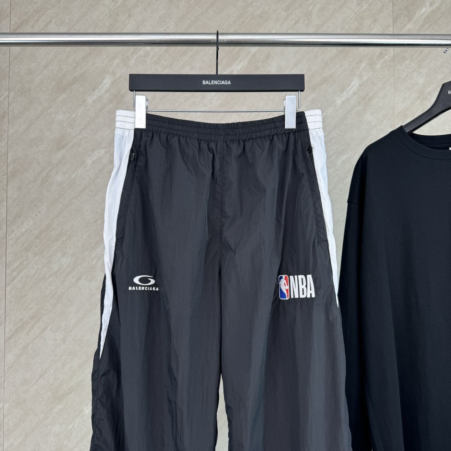Balenciaga BLCG × NBA 巴黎世家SS26 联名款情人节系列 Tracksuit科技锦纶撞色育克休闲裤