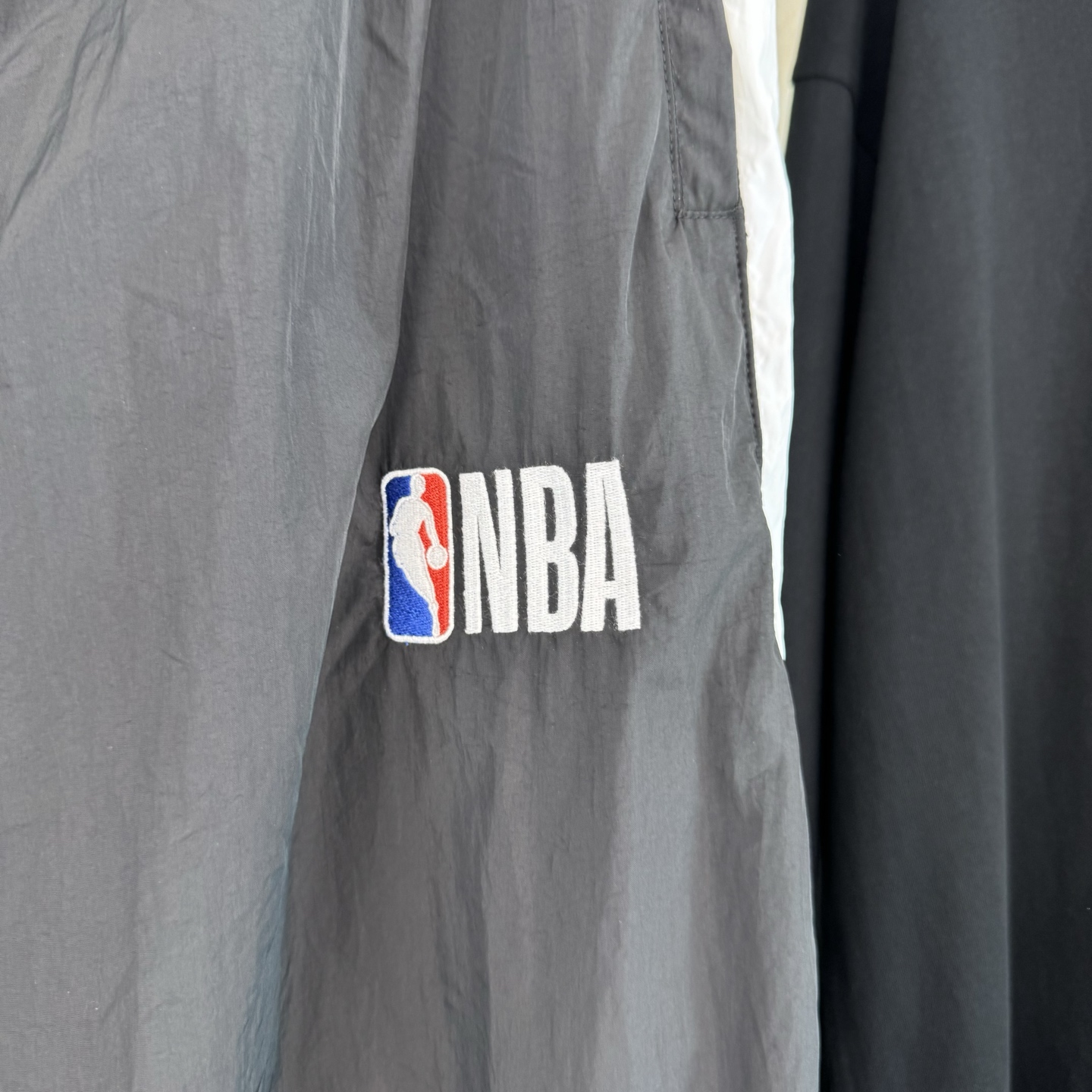 Balenciaga BLCG × NBA 巴黎世家SS26 联名款情人节系列 Tracksuit科技锦纶撞色育克休闲裤