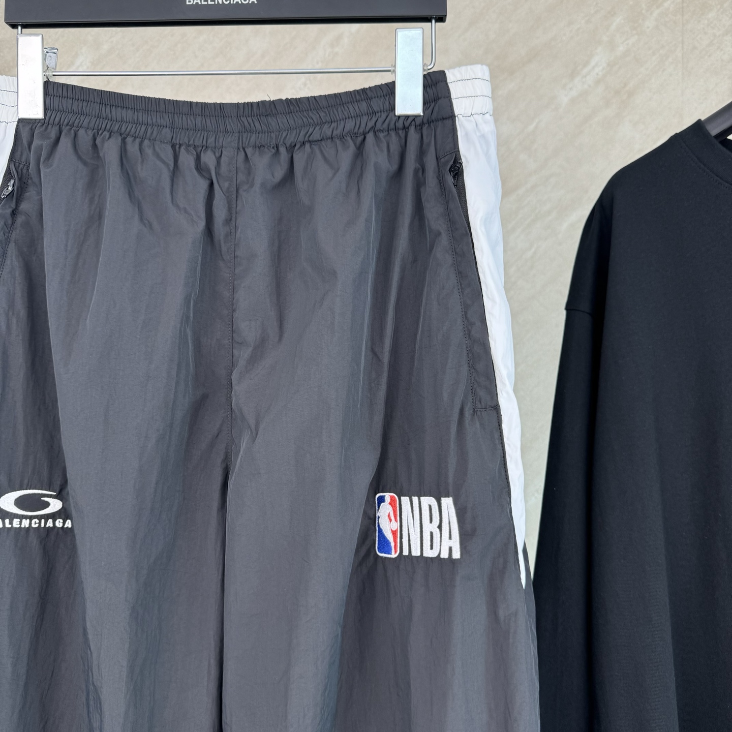 Balenciaga BLCG × NBA 巴黎世家SS26 联名款情人节系列 Tracksuit科技锦纶撞色育克休闲裤