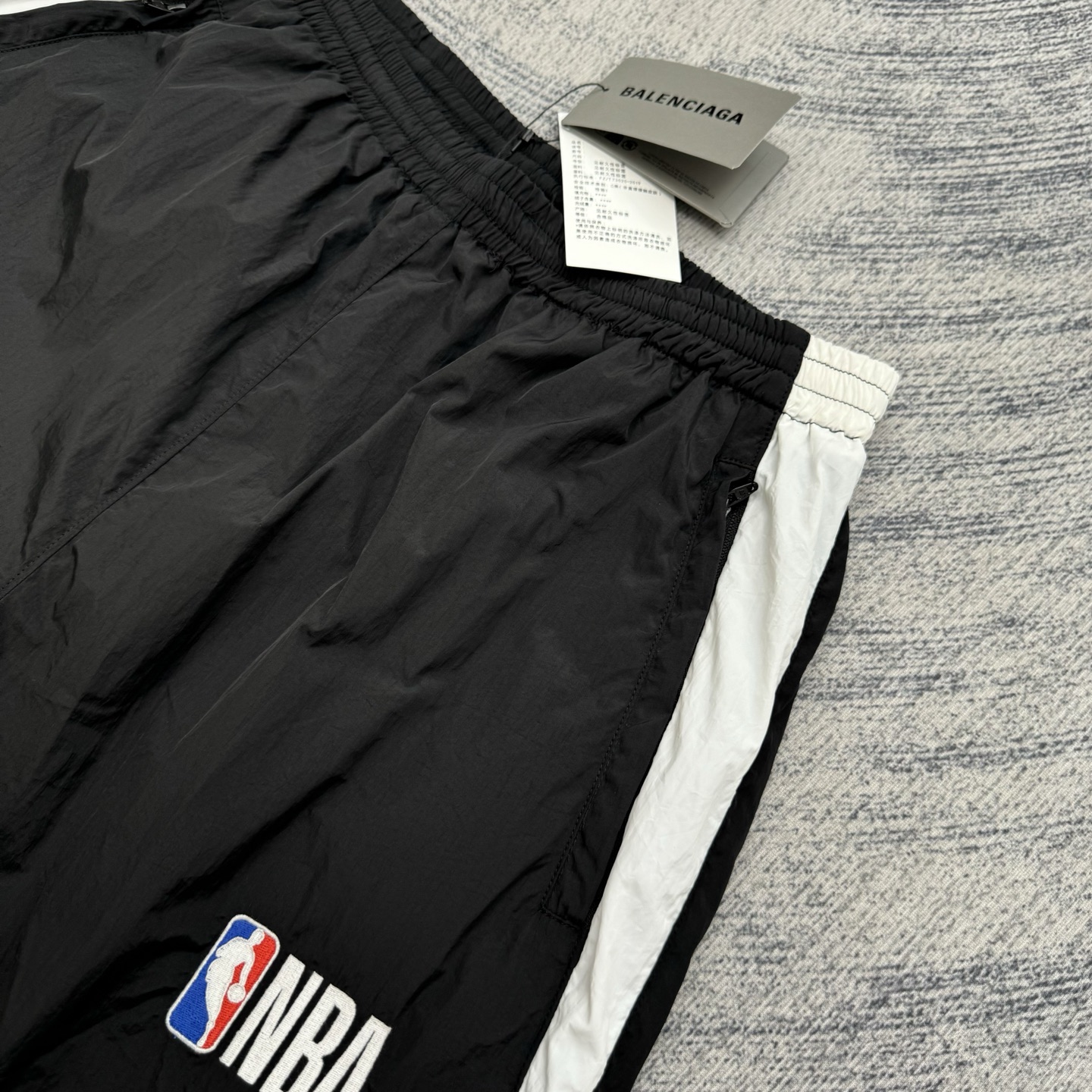 Balenciaga BLCG × NBA 巴黎世家SS26 联名款情人节系列 Tracksuit科技锦纶撞色育克休闲裤