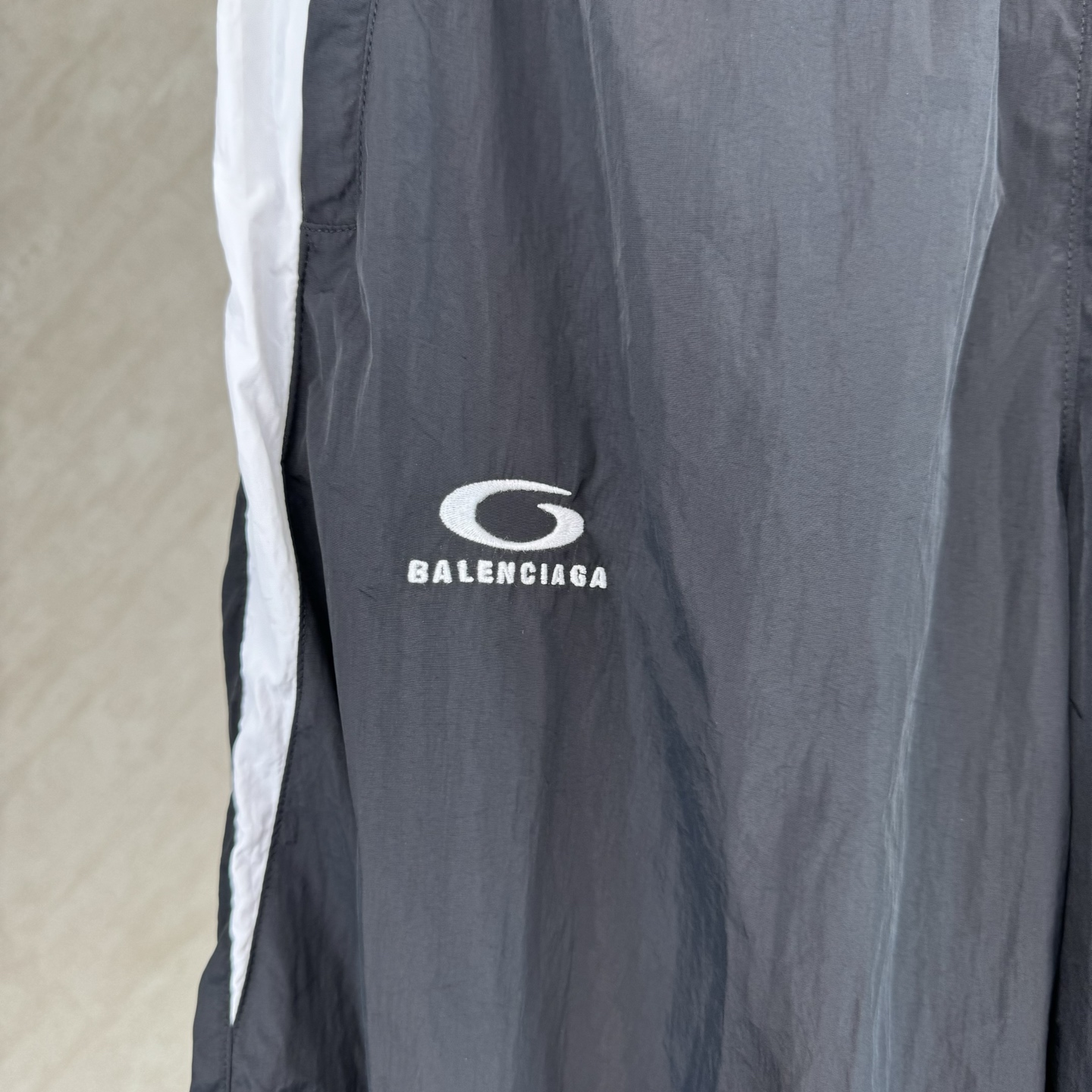 Balenciaga BLCG × NBA 巴黎世家SS26 联名款情人节系列 Tracksuit科技锦纶撞色育克休闲裤
