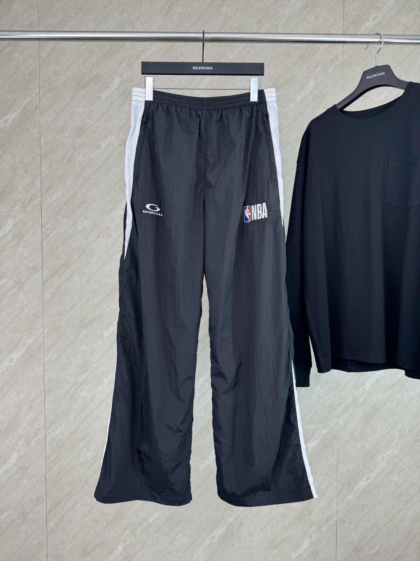 Balenciaga BLCG × NBA 巴黎世家SS26 联名款情人节系列 Tracksuit科技锦纶撞色育克休闲裤