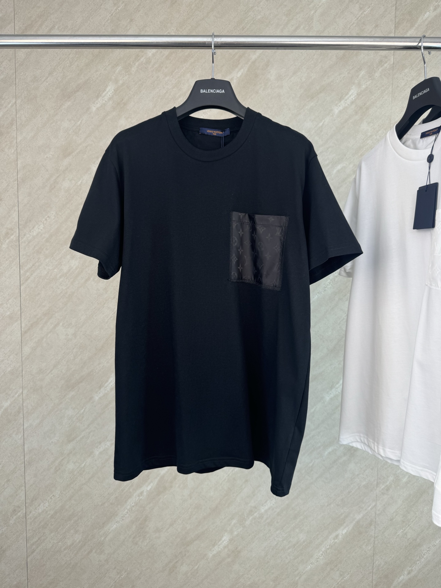 P150 1v MONOGRAM camiseta de manga corta con inserción de nailon, tallas S M L XL. Esta camiseta está confeccionada en …