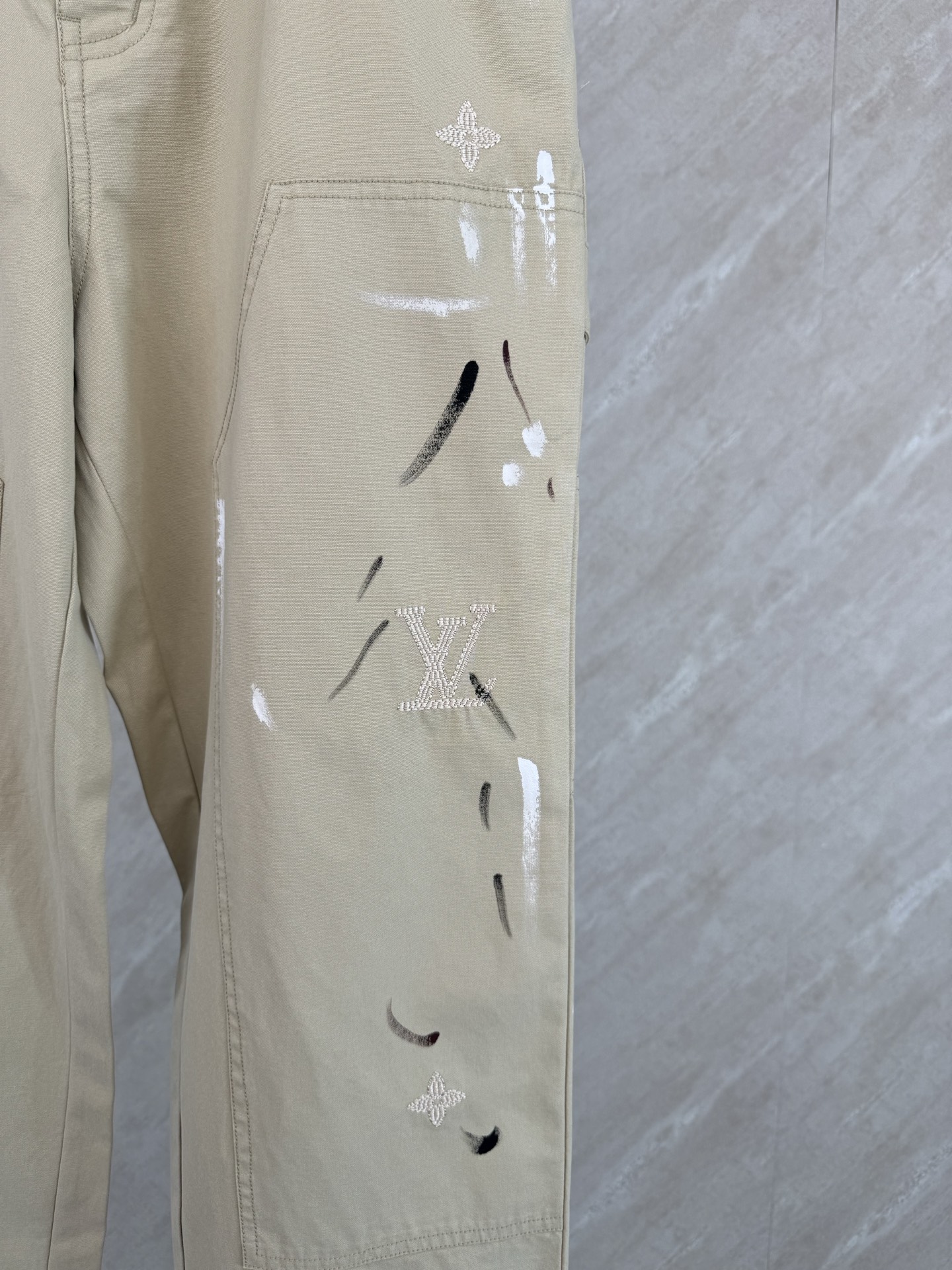Louis Vuitton 1v 涂鸦泼墨标识刺绣工装牛仔裤