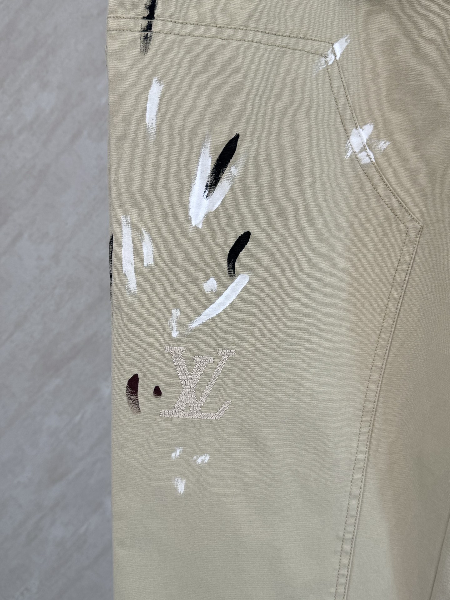 Louis Vuitton 1v 涂鸦泼墨标识刺绣工装牛仔裤