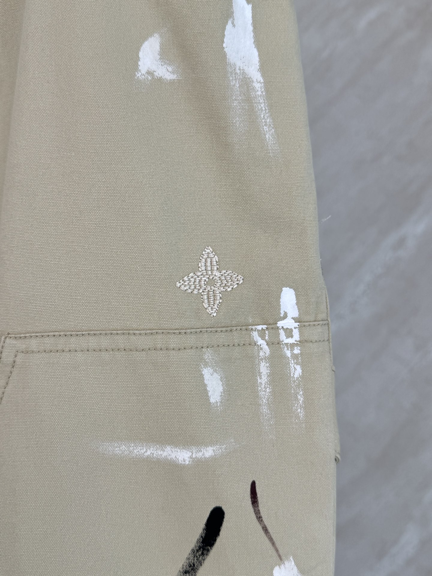 Louis Vuitton 1v 涂鸦泼墨标识刺绣工装牛仔裤