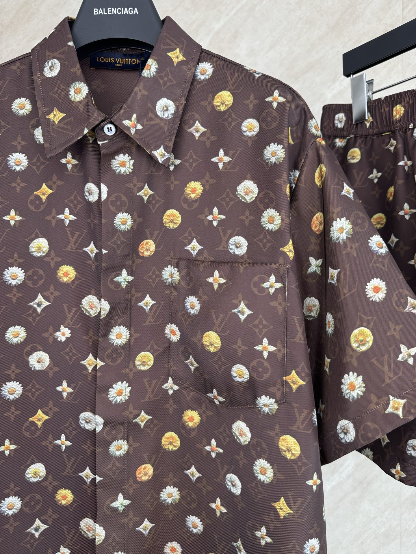 Louis Vuitton 1v SS26 夏季系列Monogram雏菊印花套装短袖衬衫