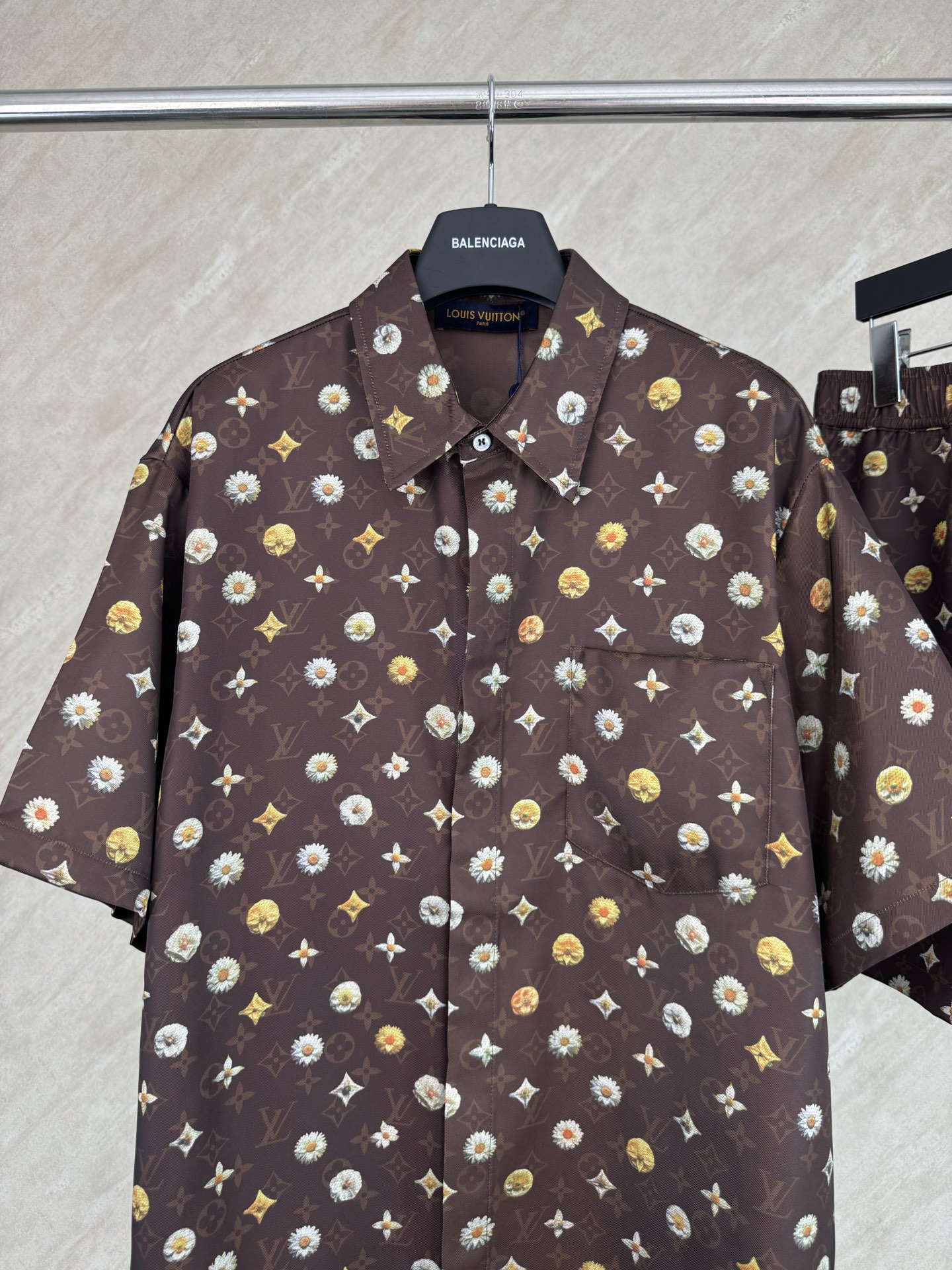 Louis Vuitton 1v SS26 夏季系列Monogram雏菊印花套装短袖衬衫
