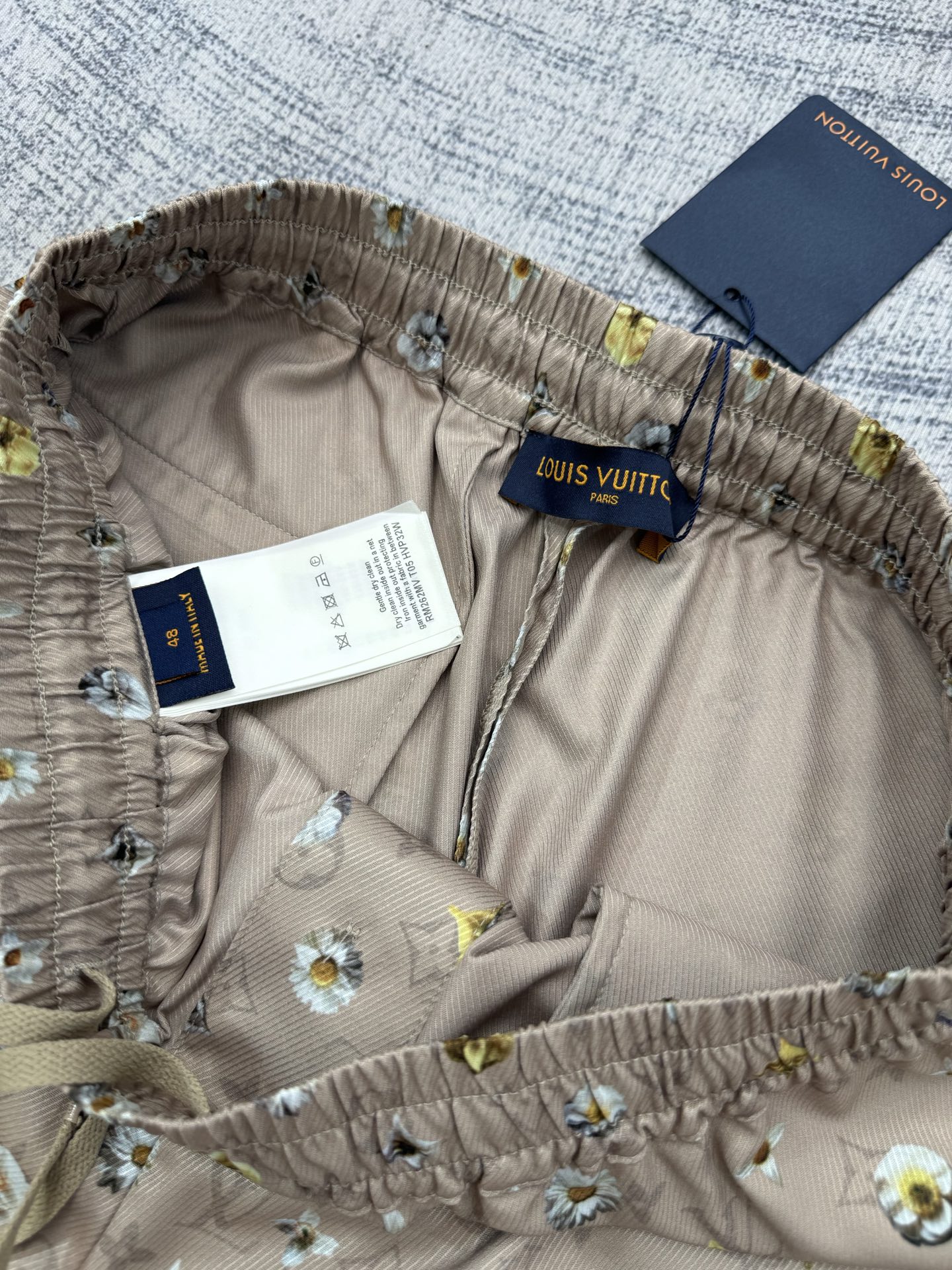 Louis Vuitton 1V SS26 夏季系列Monogram雏菊印花套装短裤