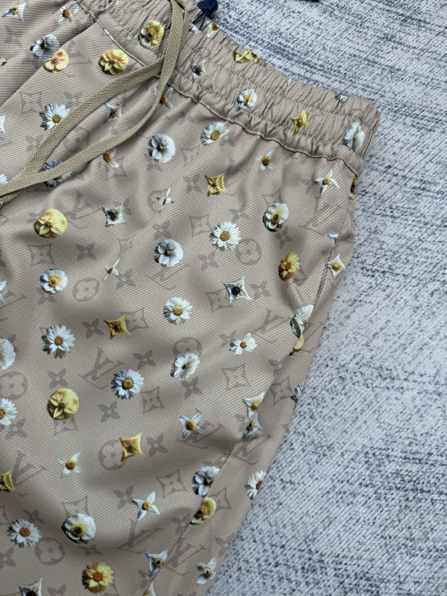 Louis Vuitton 1V SS26 夏季系列Monogram雏菊印花套装短裤