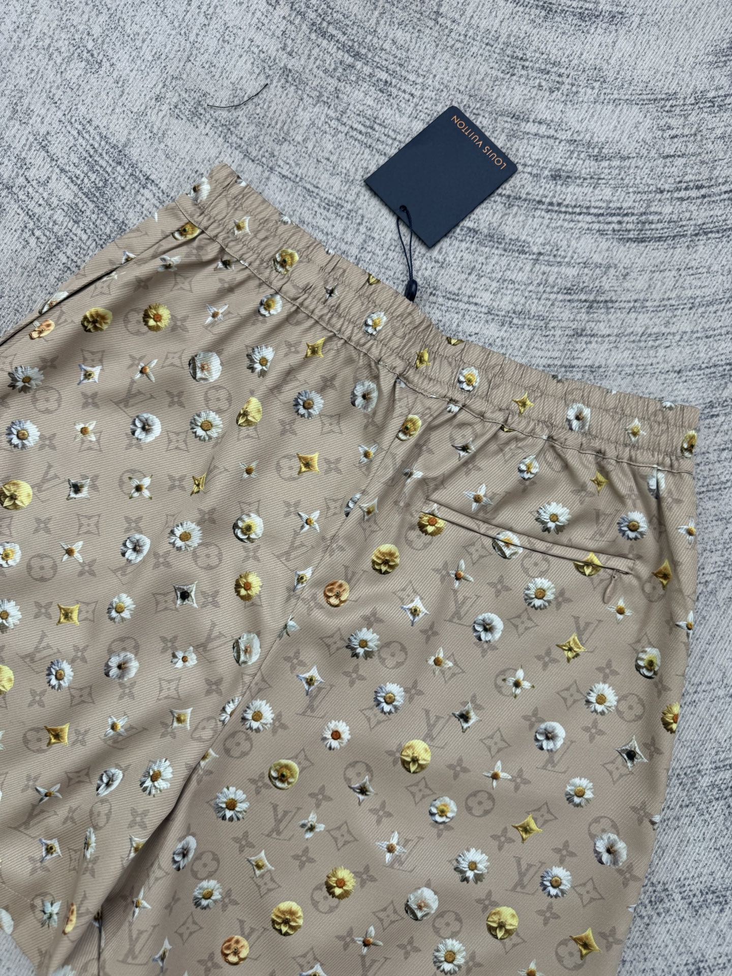 Louis Vuitton 1V SS26 夏季系列Monogram雏菊印花套装短裤