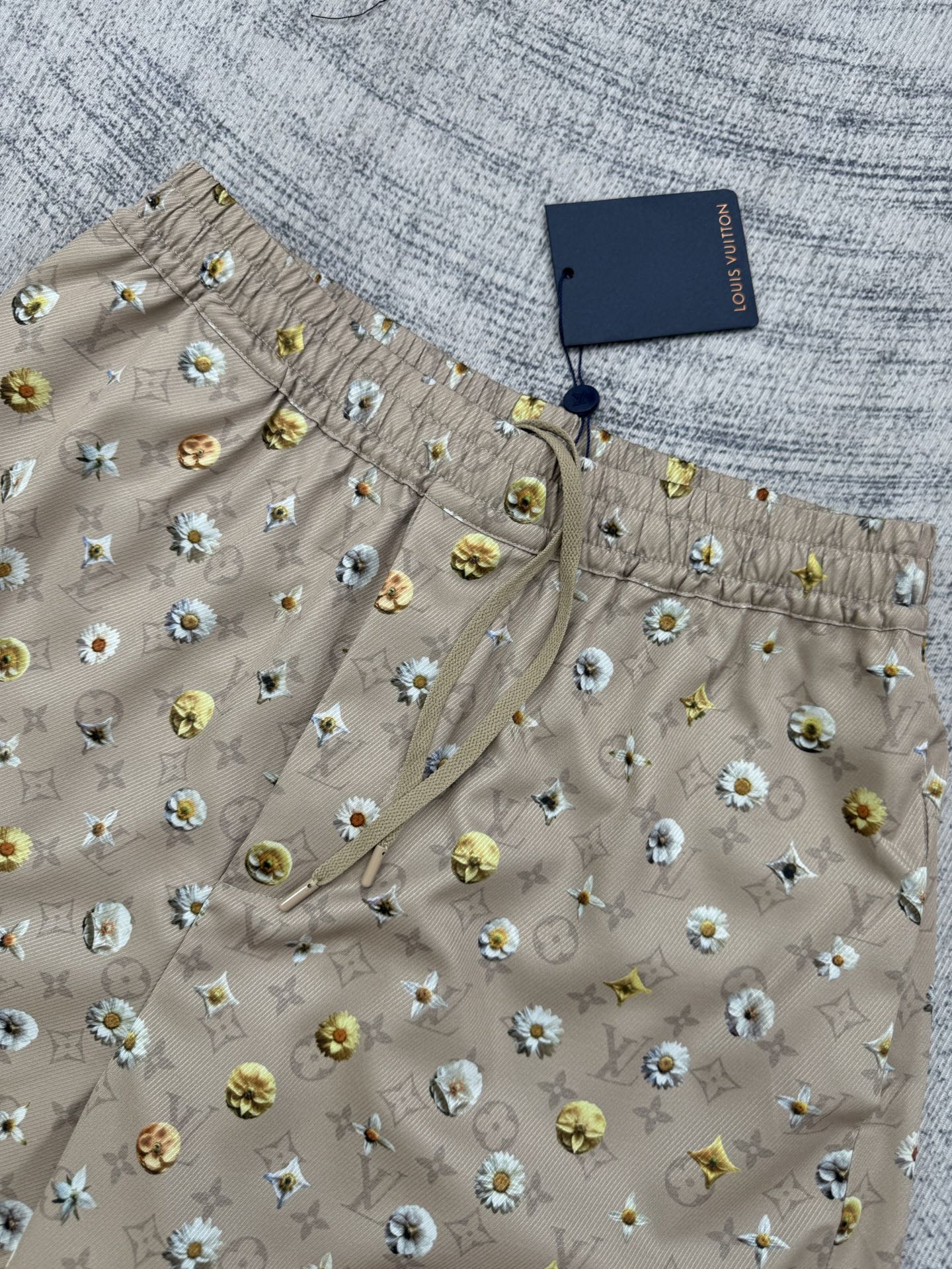 Louis Vuitton 1V SS26 夏季系列Monogram雏菊印花套装短裤