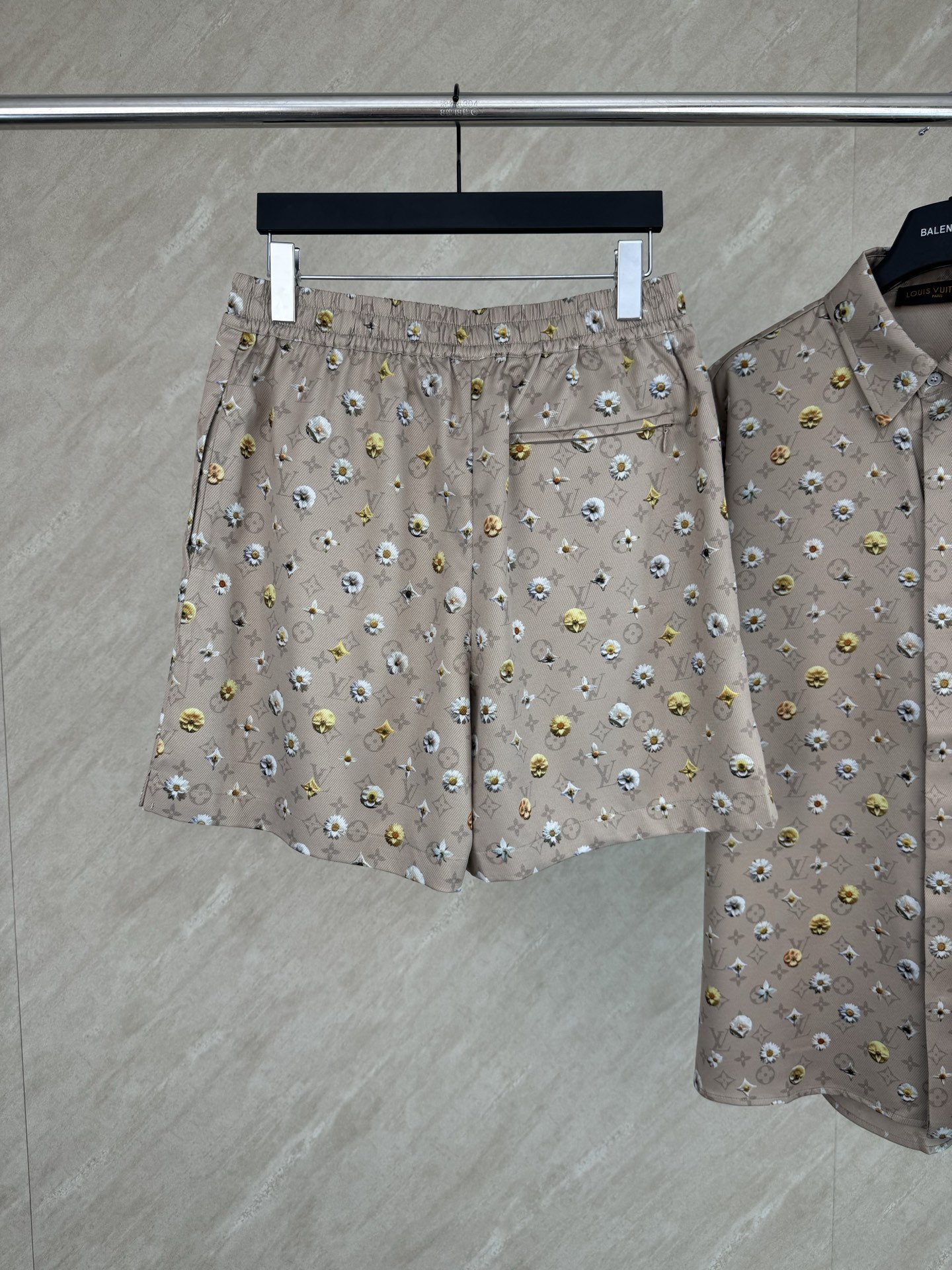 Louis Vuitton 1V SS26 夏季系列Monogram雏菊印花套装短裤
