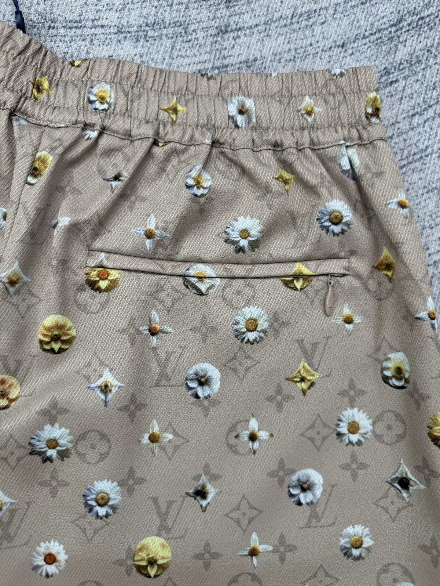 Louis Vuitton 1V SS26 夏季系列Monogram雏菊印花套装短裤