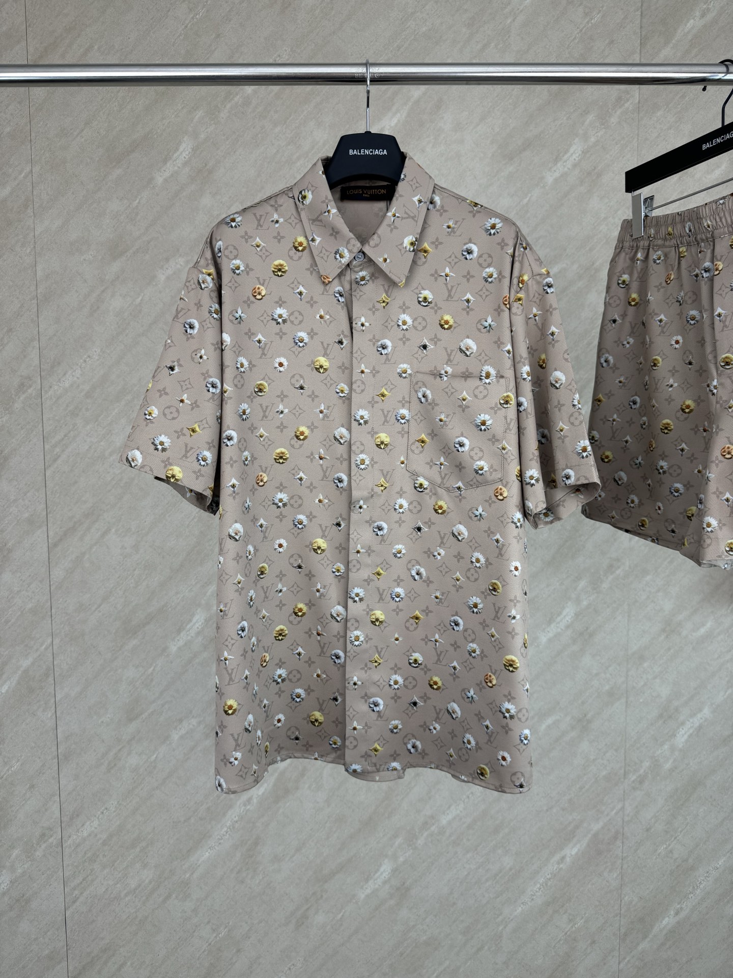 Louis Vuitton 1v SS26 夏季系列Monogram雏菊印花套装短袖衬衫